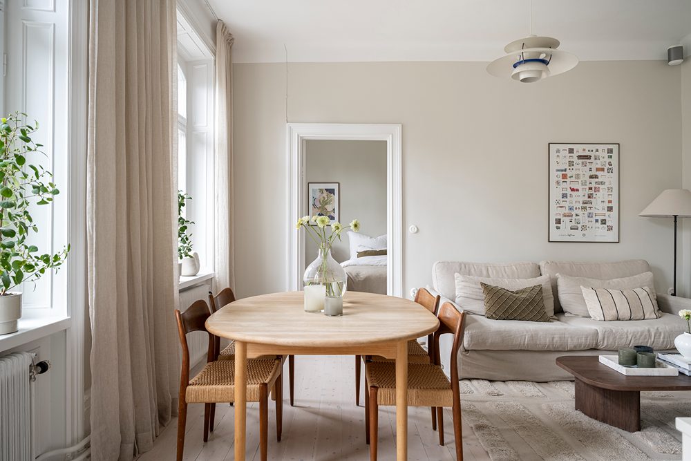 Rymligt vardagsrum med matplats