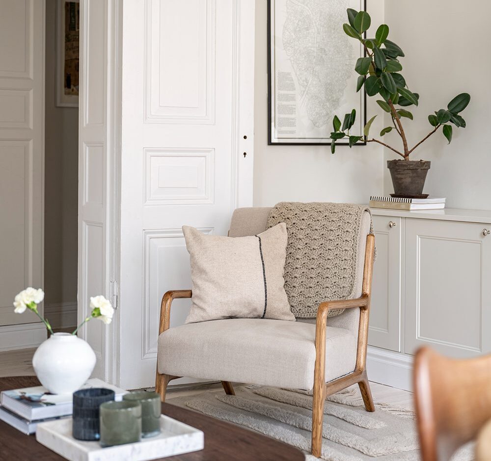 Vardagsrum med ljusa väggar