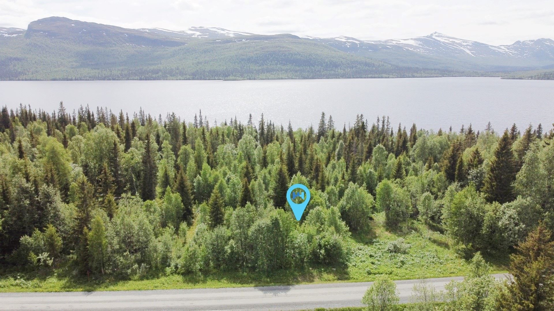 Vy mot sjön och fjällen