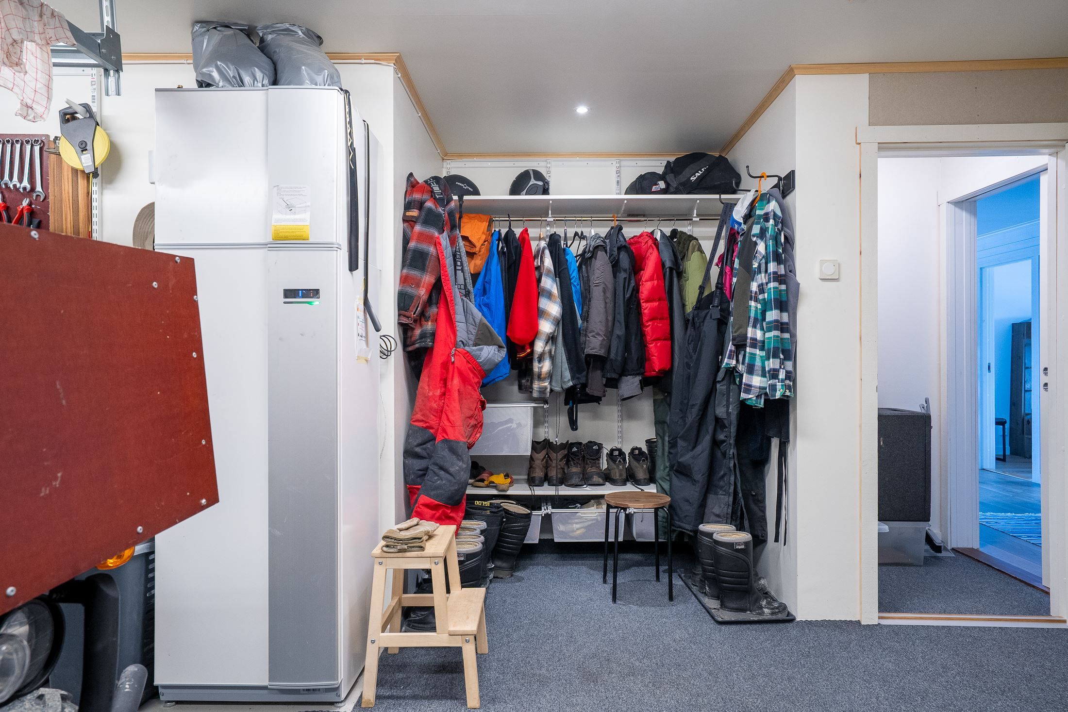 Garage och sluss in till boendedelen