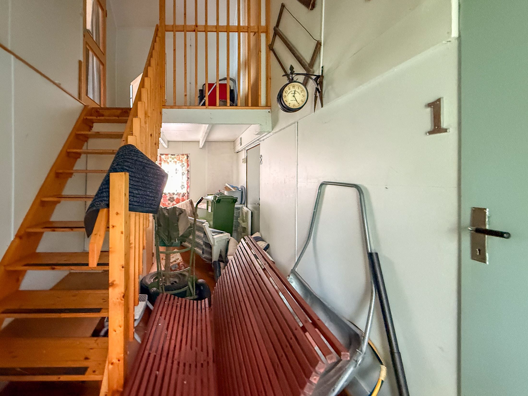 Entré till lägenhet och rum lagården