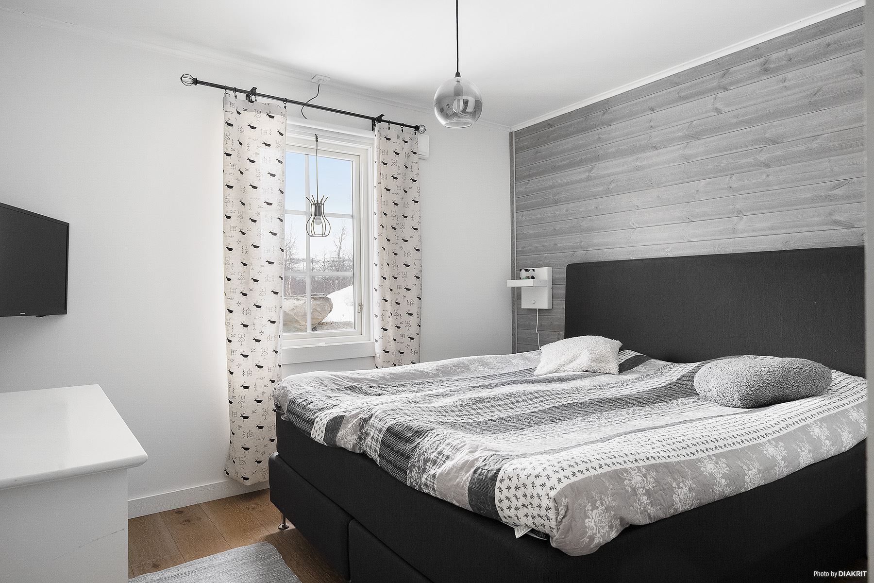Sovrum 2 - master bedroom med klädkammare