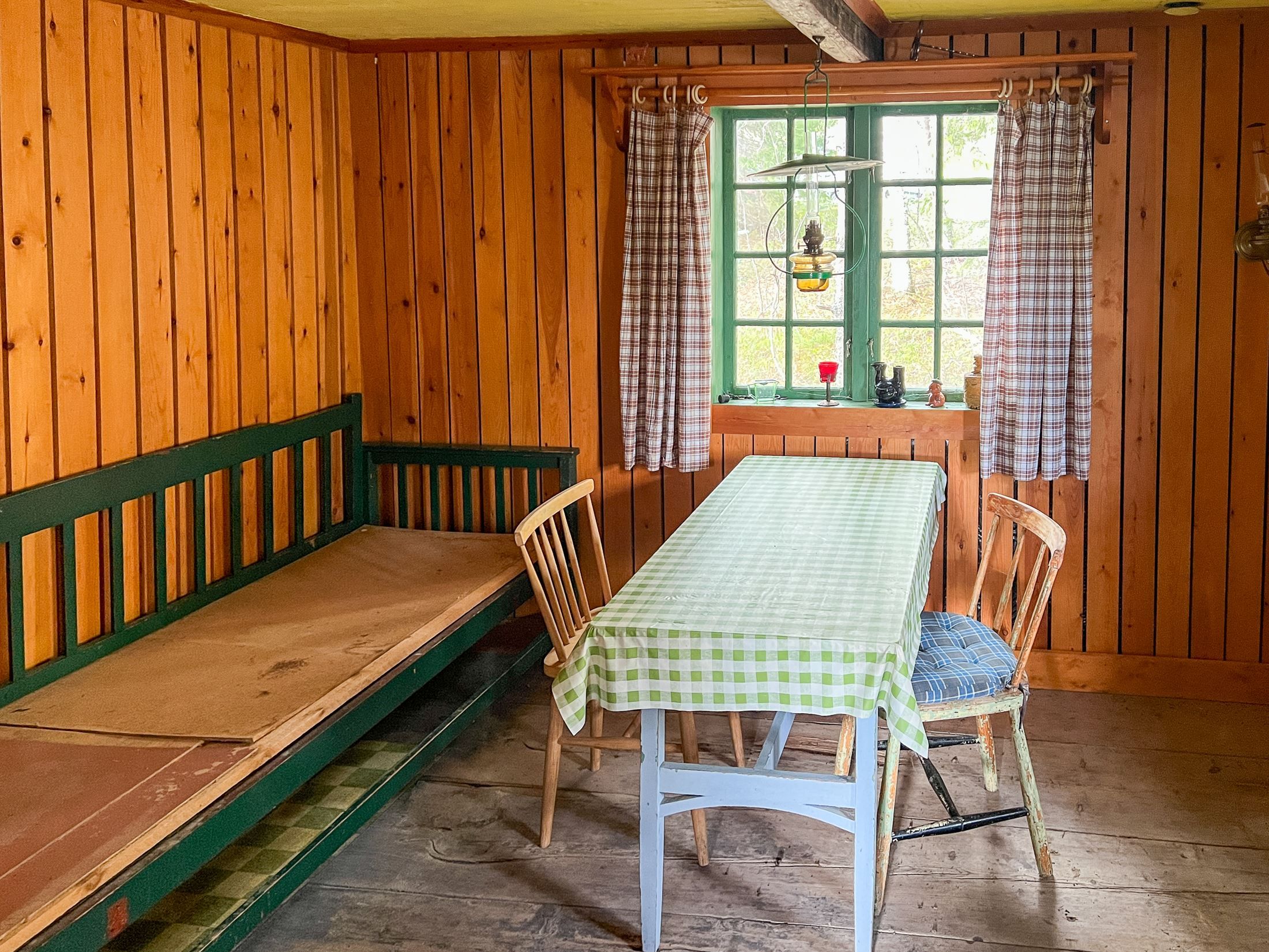Enkelt inredda delen av båthuset