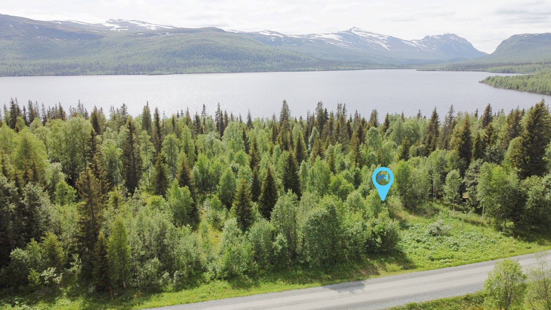 Vy mot sjön och fjällen