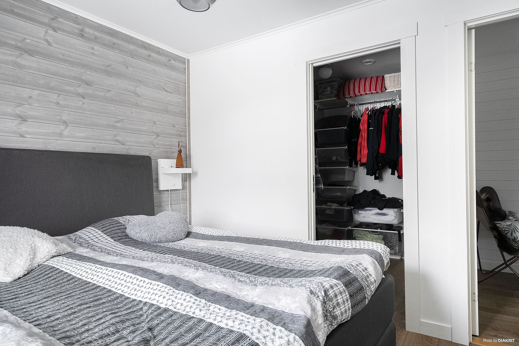 Sovrum 2 - master bedroom med klädkammare