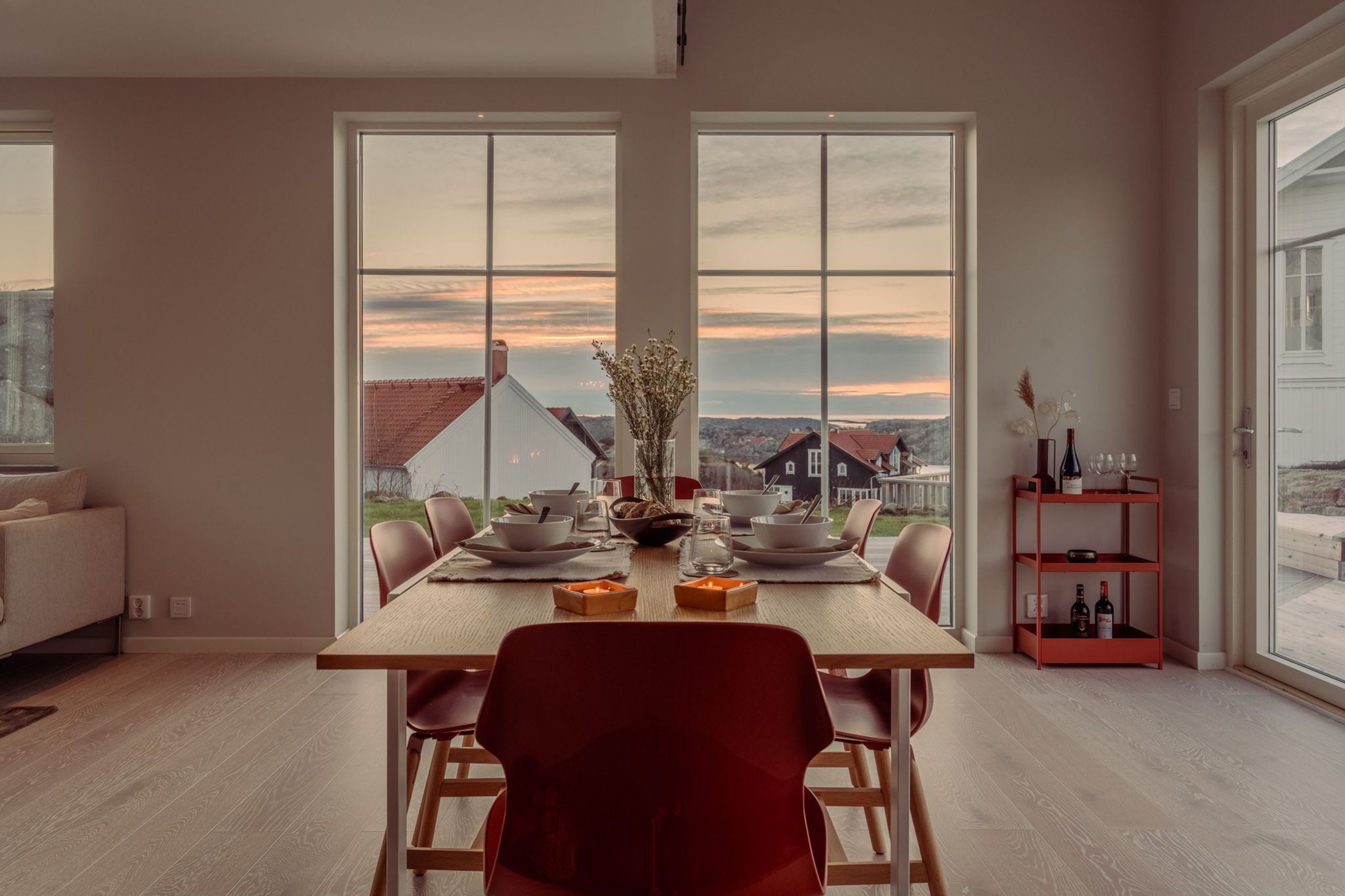 Arkitektritad drömvilla i mysiga Nösund med havsutsikt ...