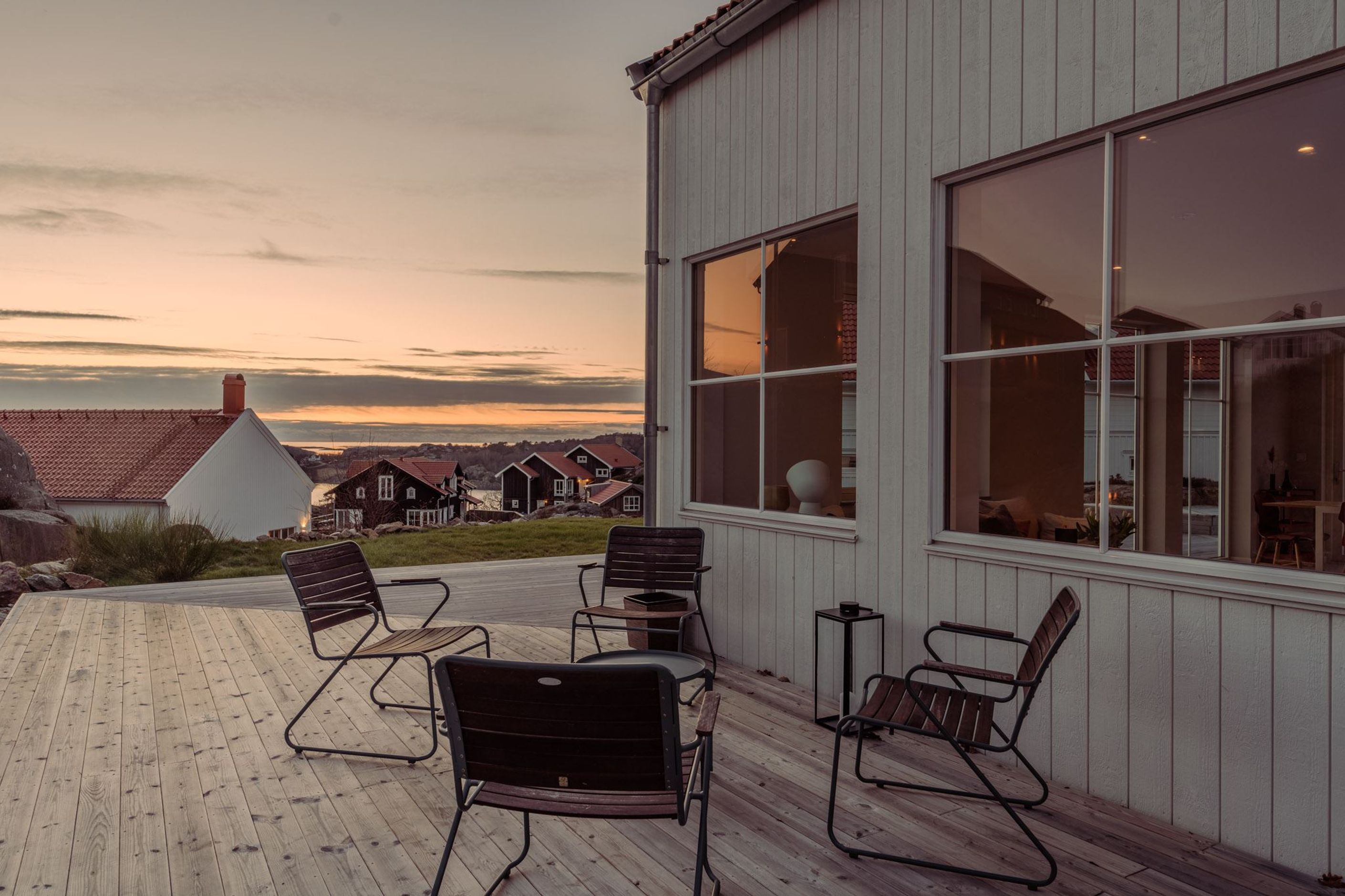 Arkitektritad drömvilla i mysiga Nösund med havsutsikt ...