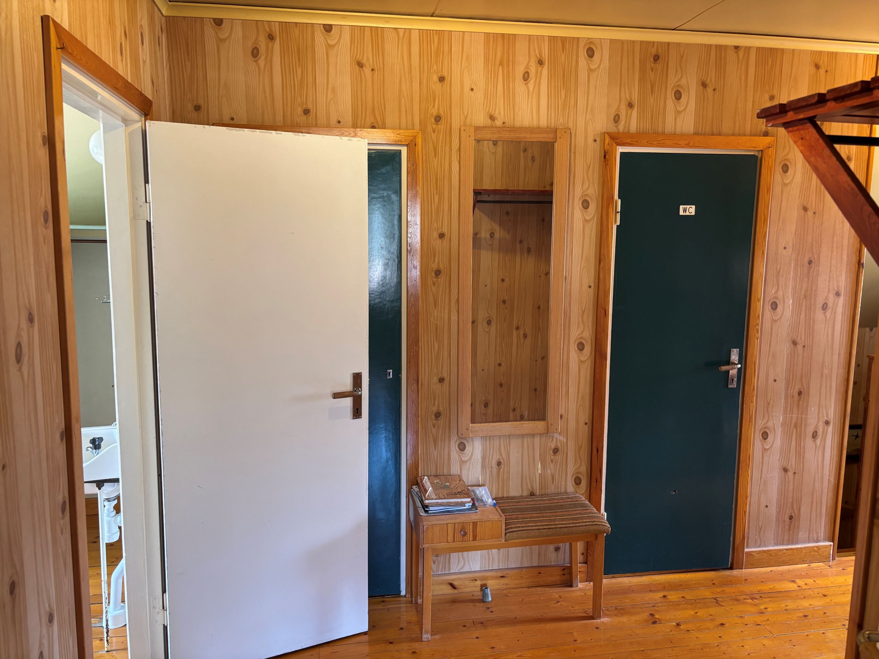 Hall sett från kök, toalett rakt fram t.h i bild och förråd rakt fram t.v i bild