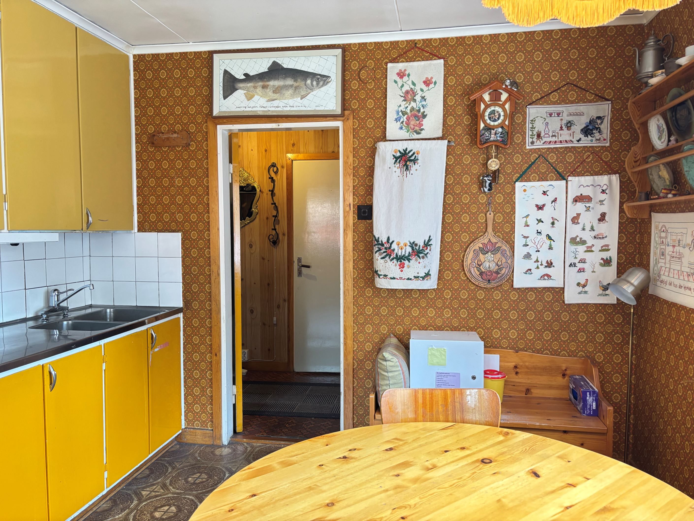 Kök med hall/entré rakt fram i bild