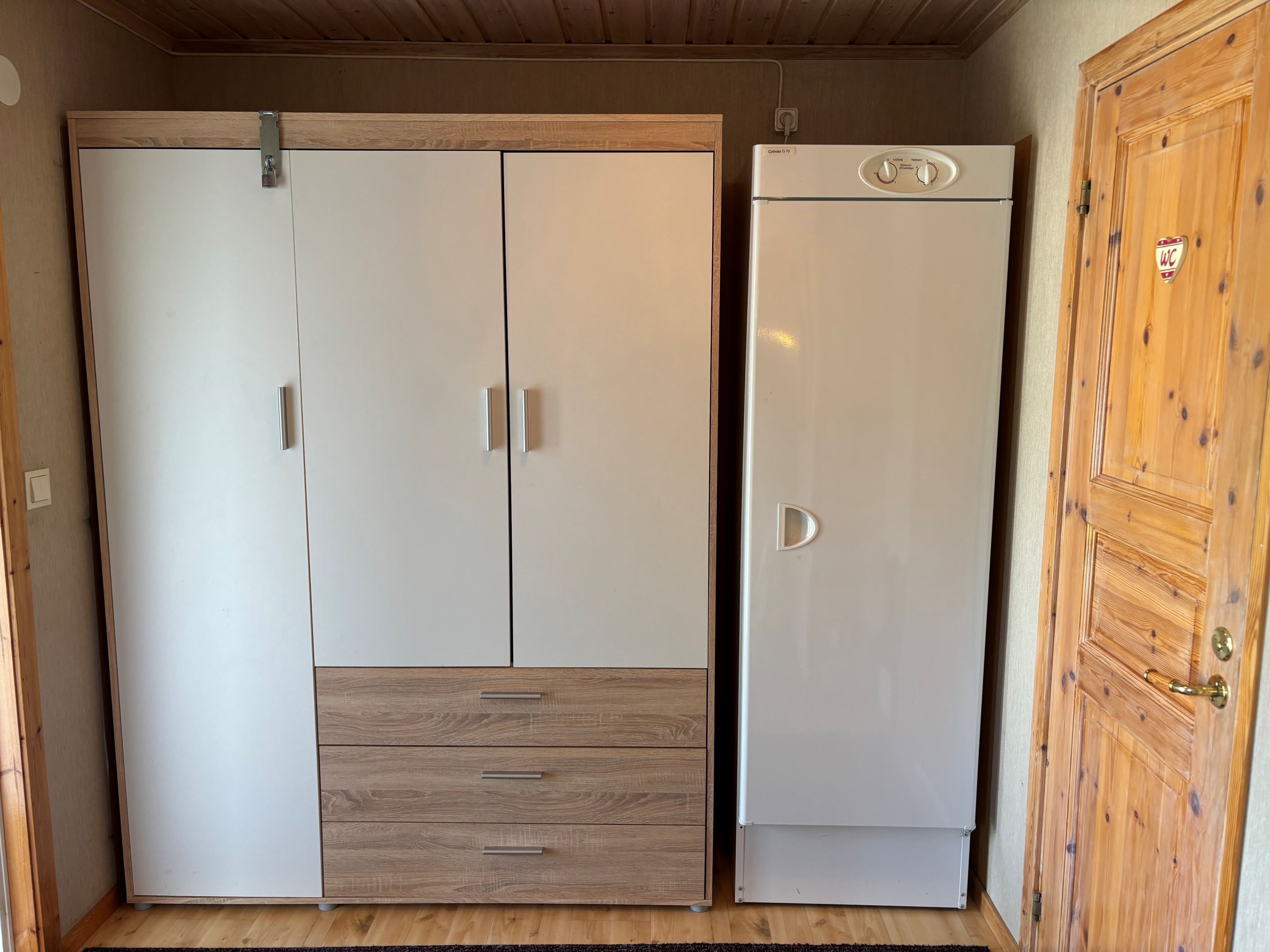 Hall med förvaring och torkskåp