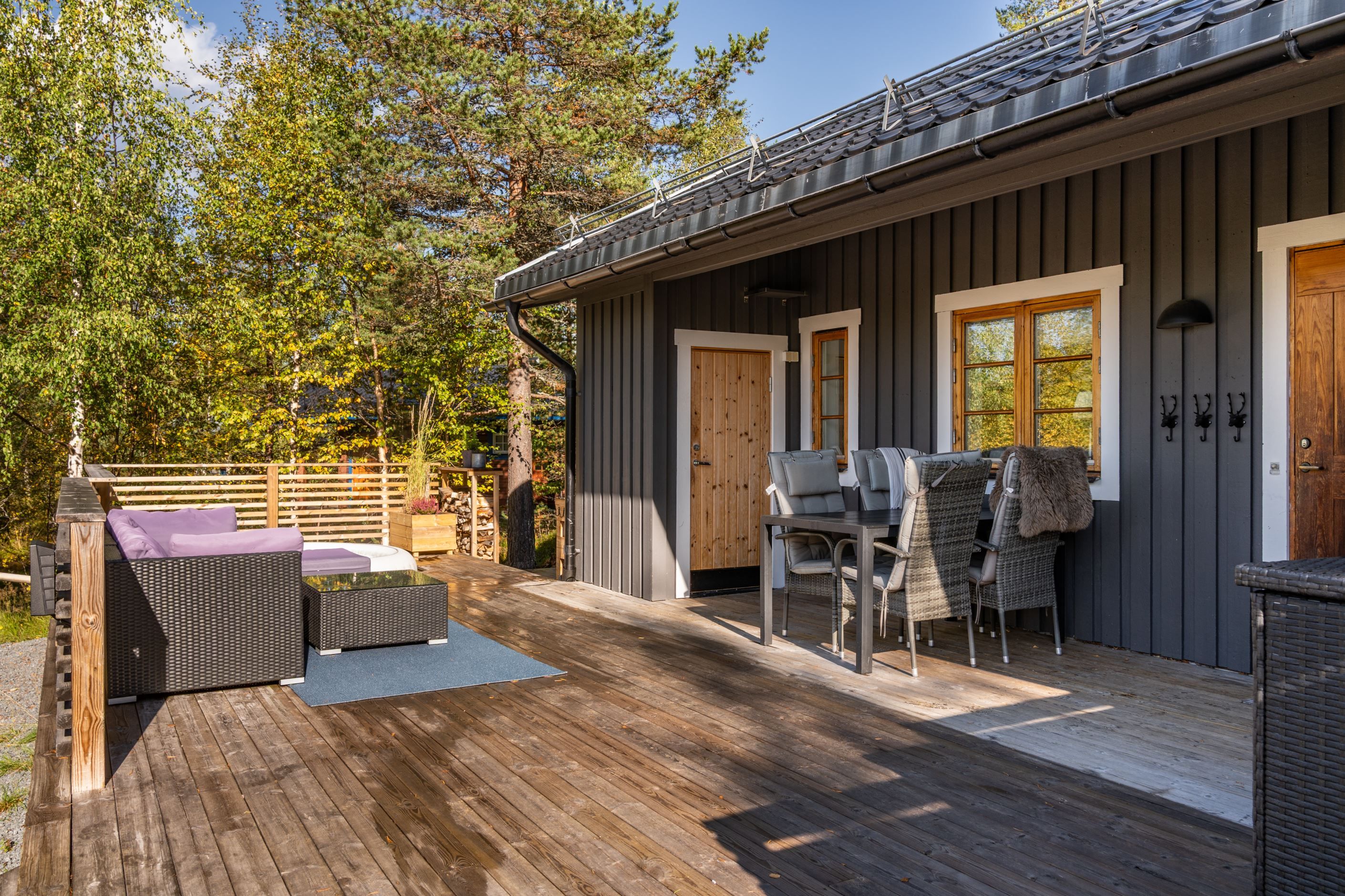 Uteplats med större trädäck
