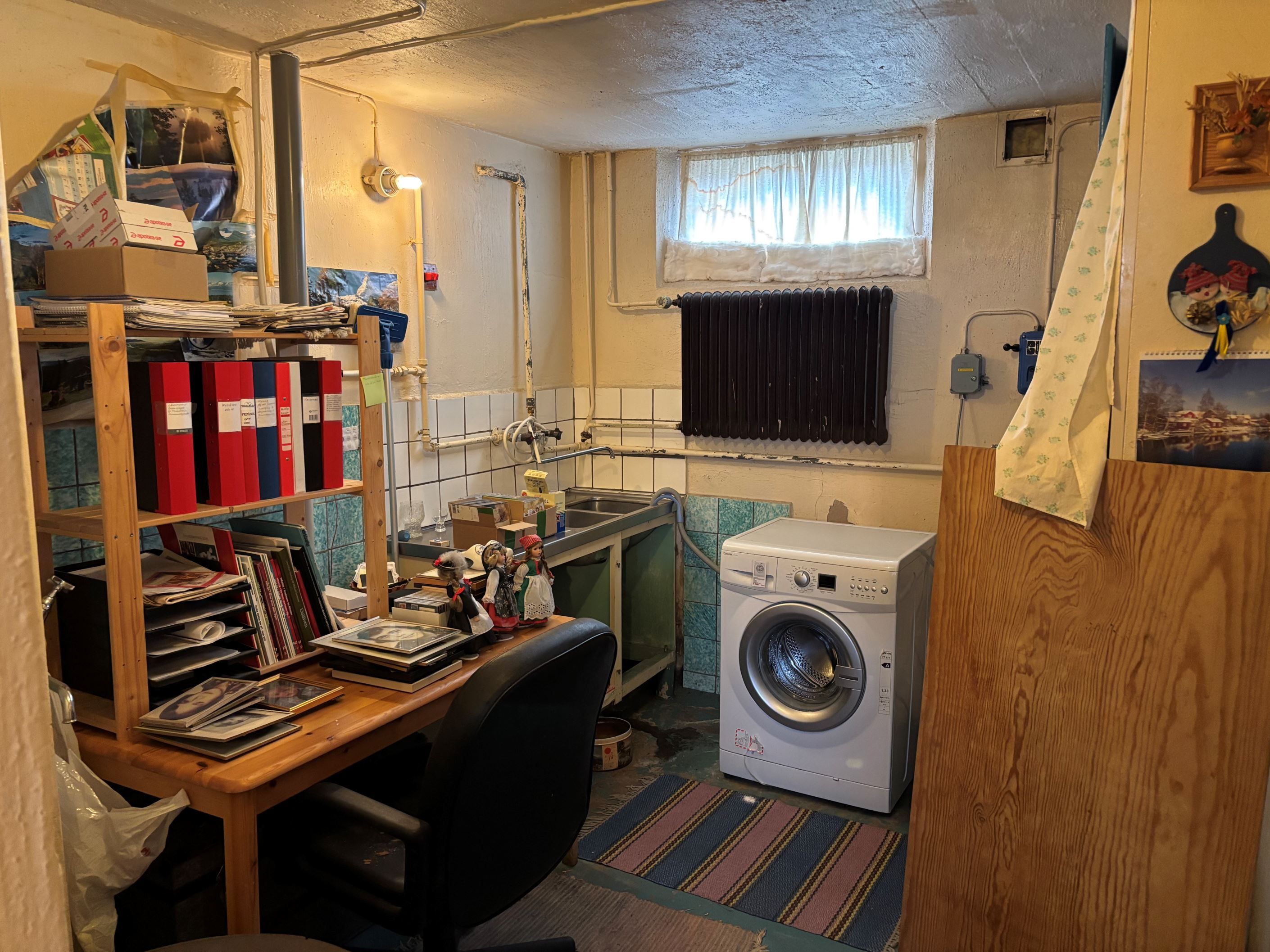 Mindre rum med tvättho och tvättmaskin