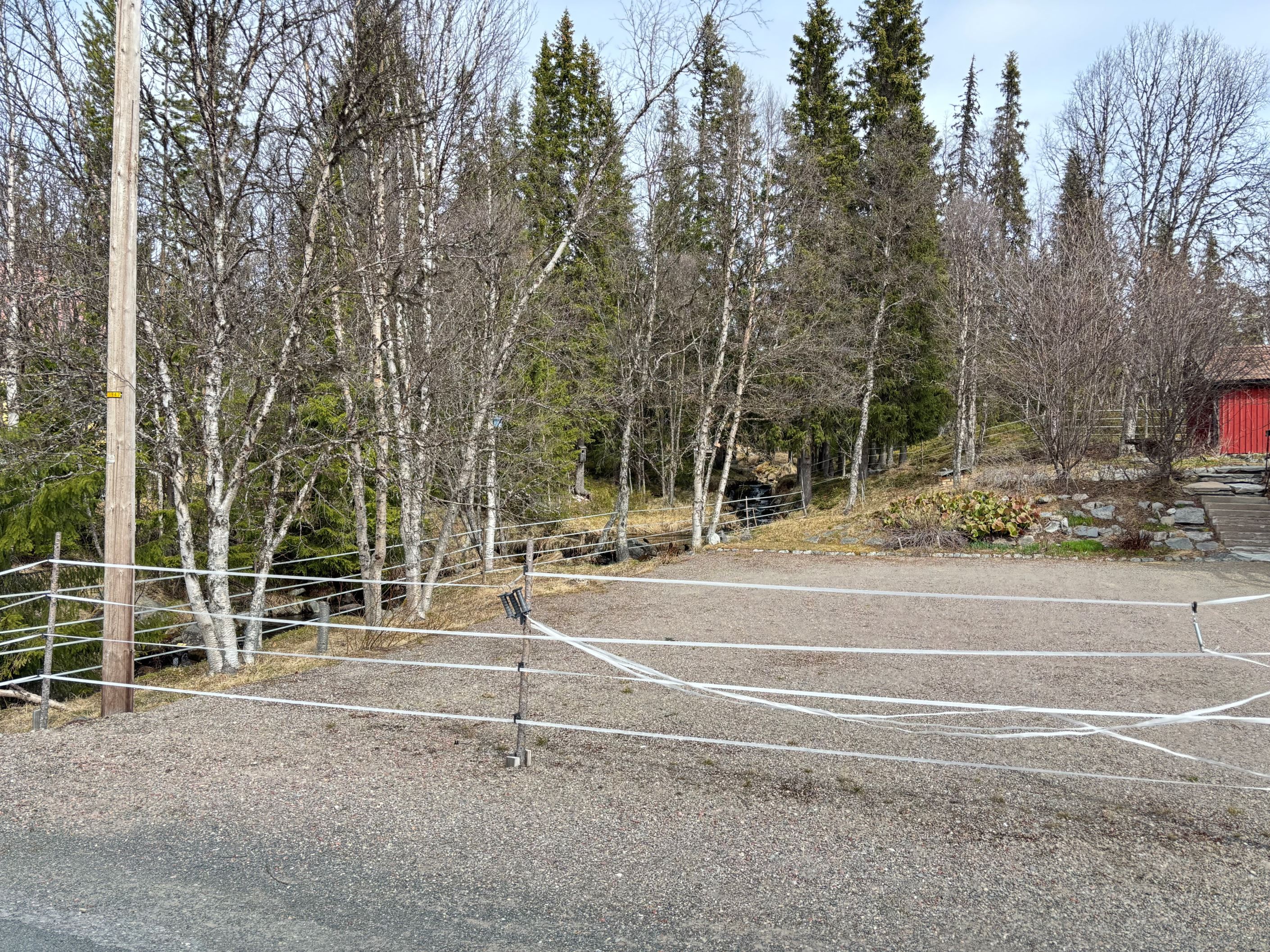Bäcken till vänster i bild