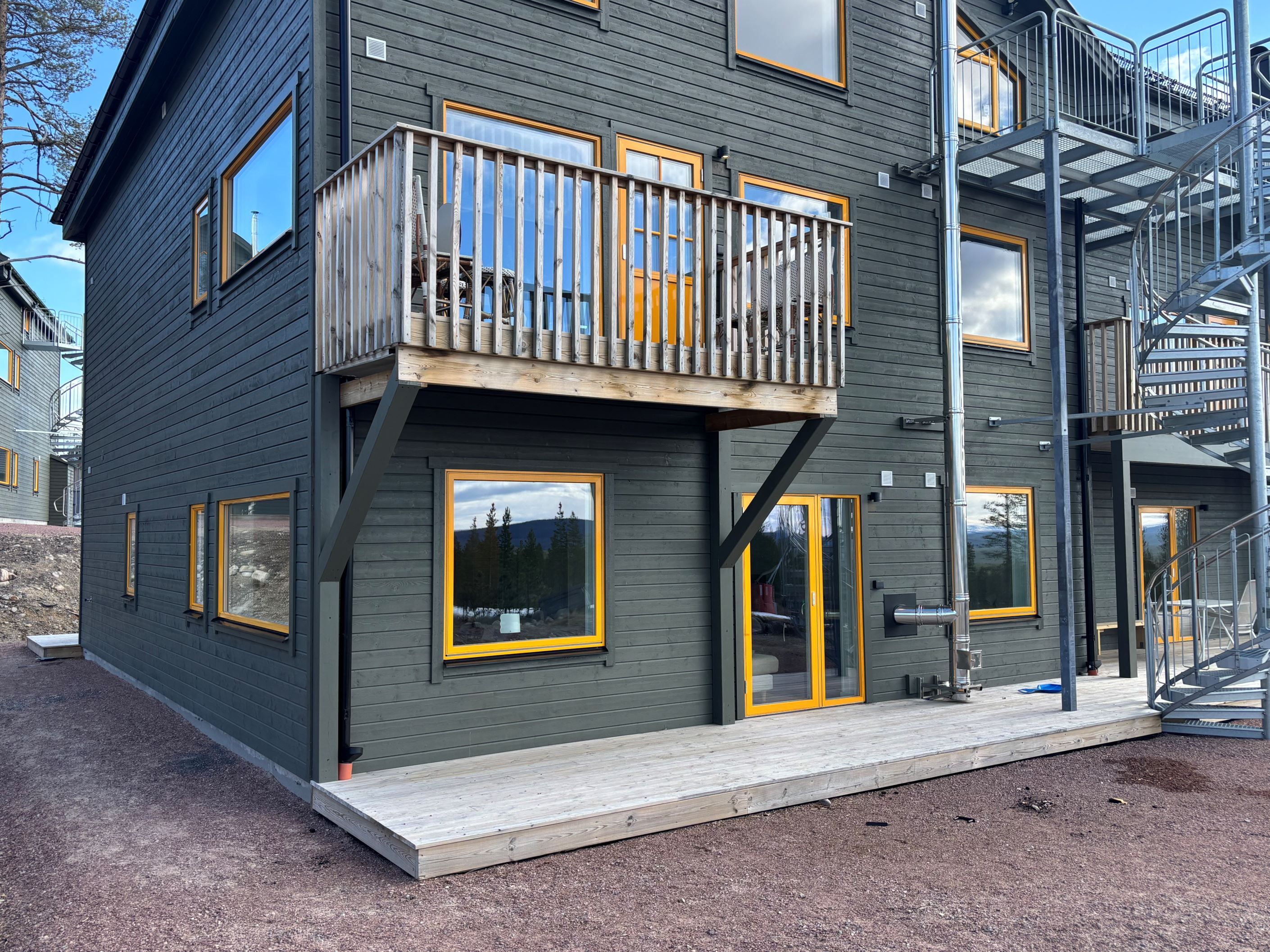 Uteplats på baksidan med utsikt mot slalombacken.
