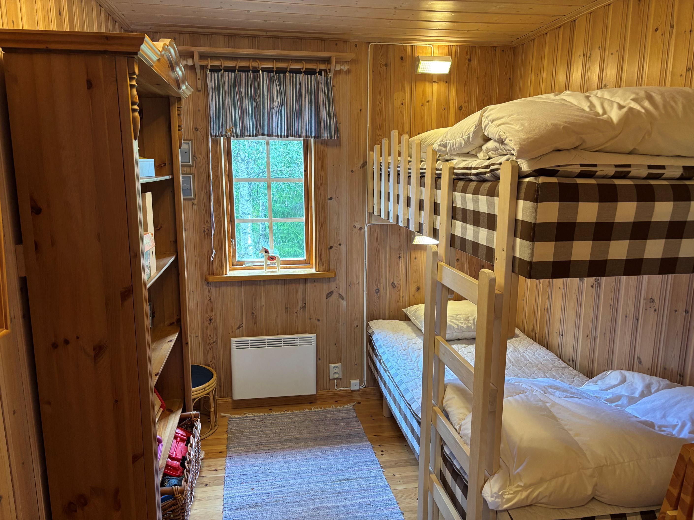 Sovrum 2 med en garderob