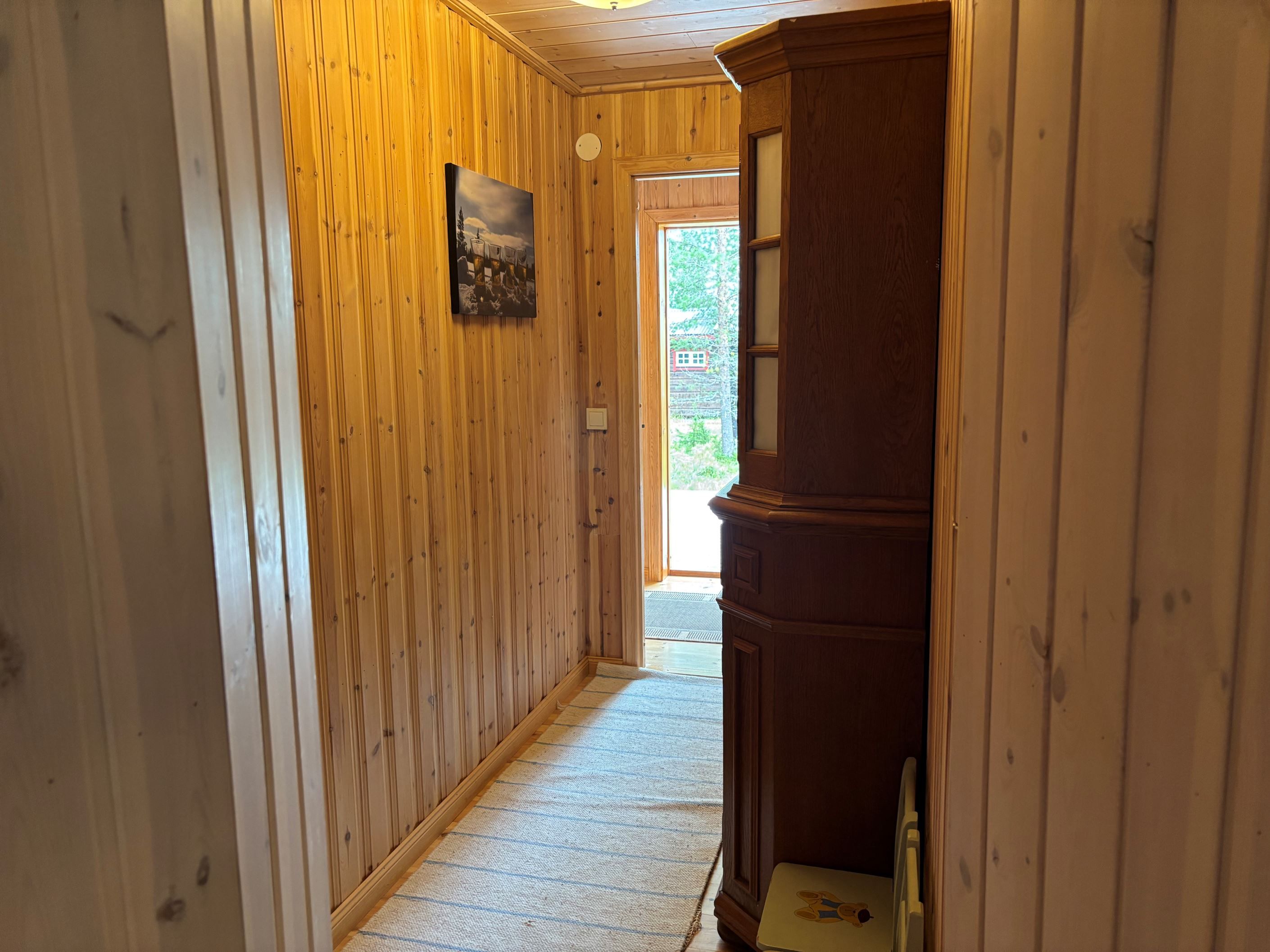 Korridor till allrum 2 och sovrum 3. Utgång till uteplats rakt fram i bild