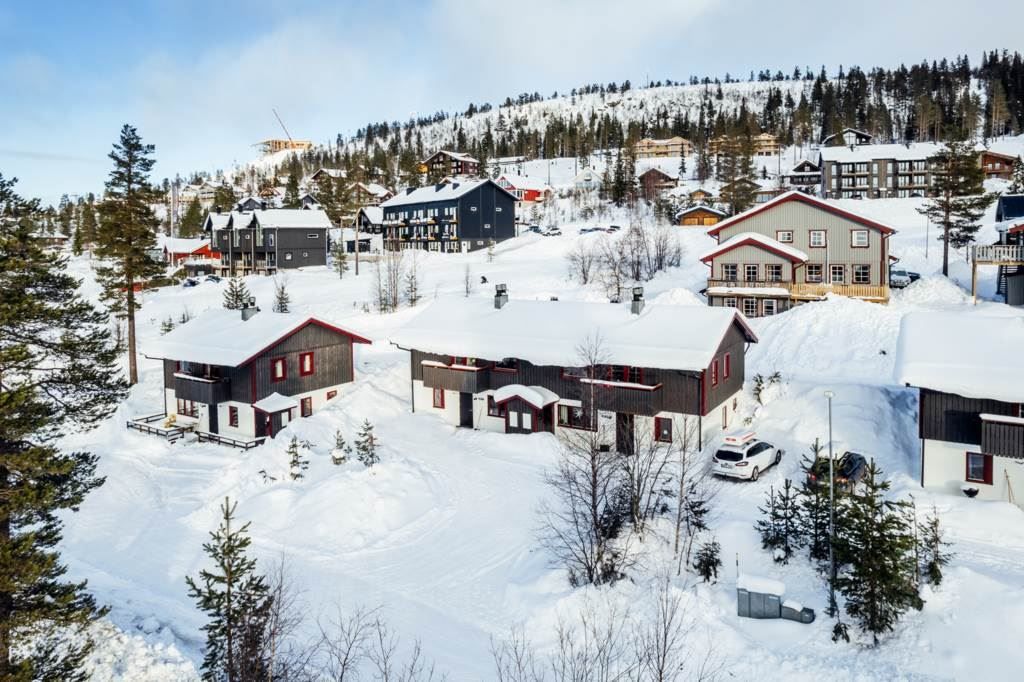 Idre Fjäll i bakgrunden med lägenheten i huset i mitten av bilden