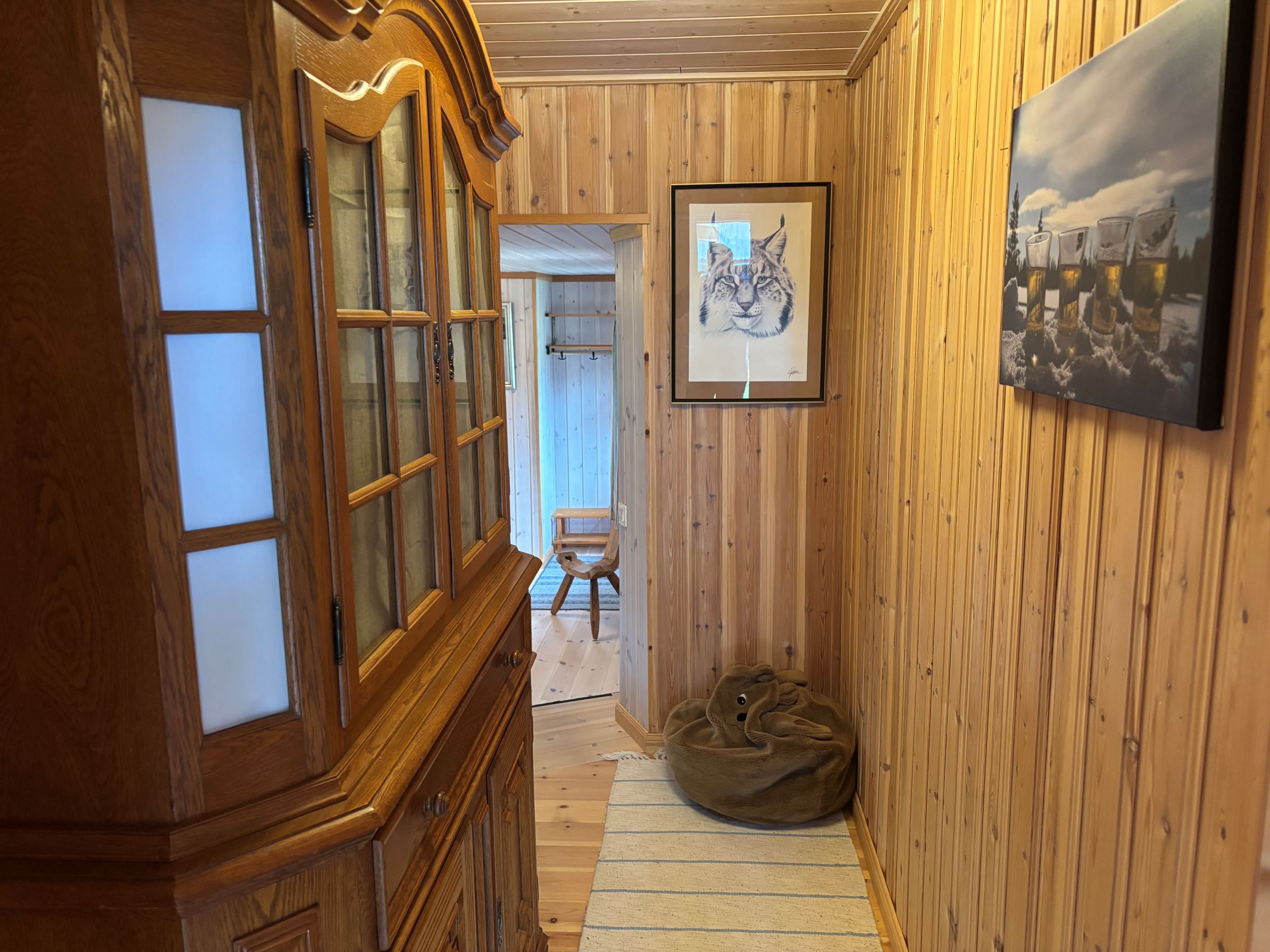 Korridor till allrum 2 och sovrum 3. Stort ekskåp/vitrinskåp med bra förvaring