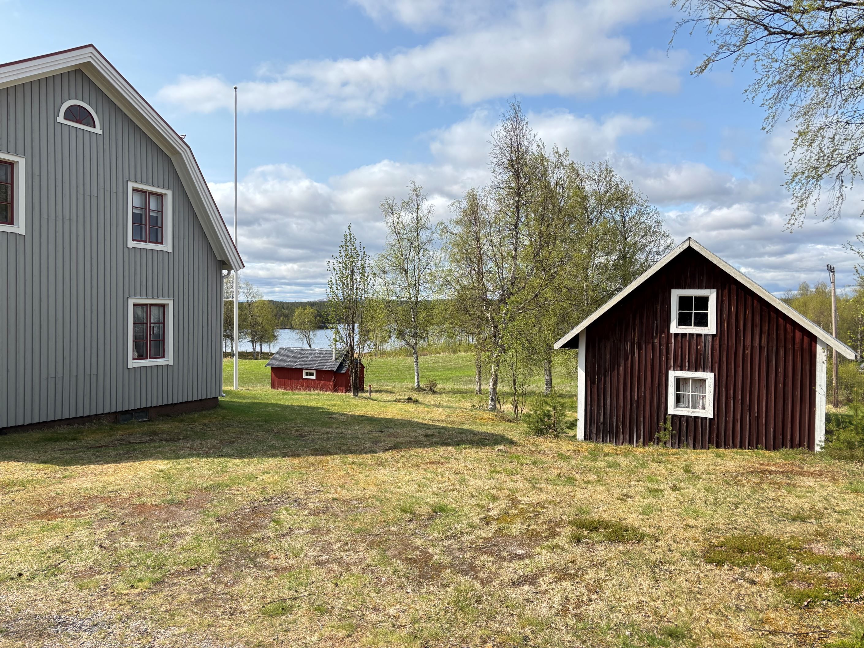 Huset och uthus längan