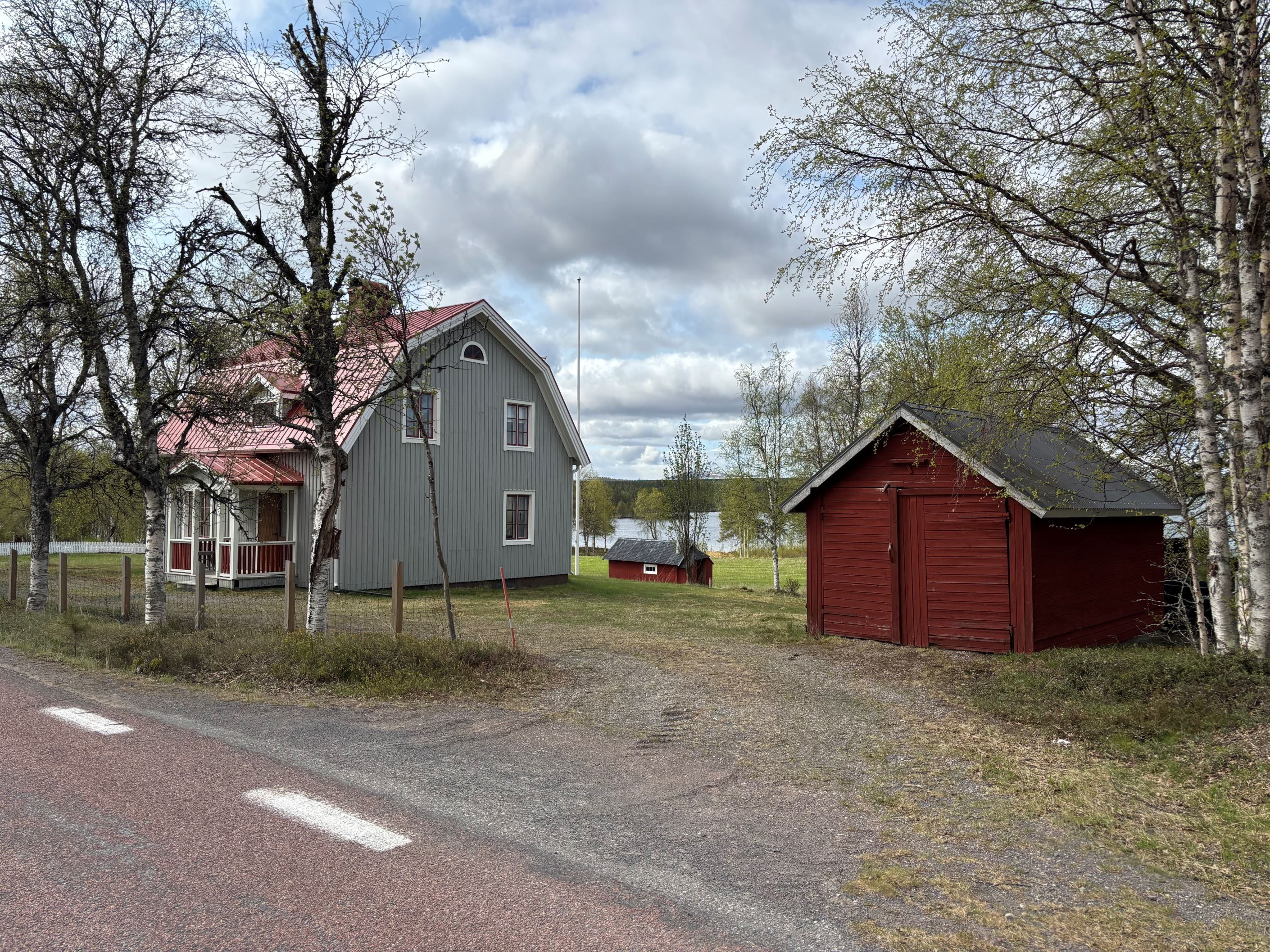 Huset och garage byggnaden