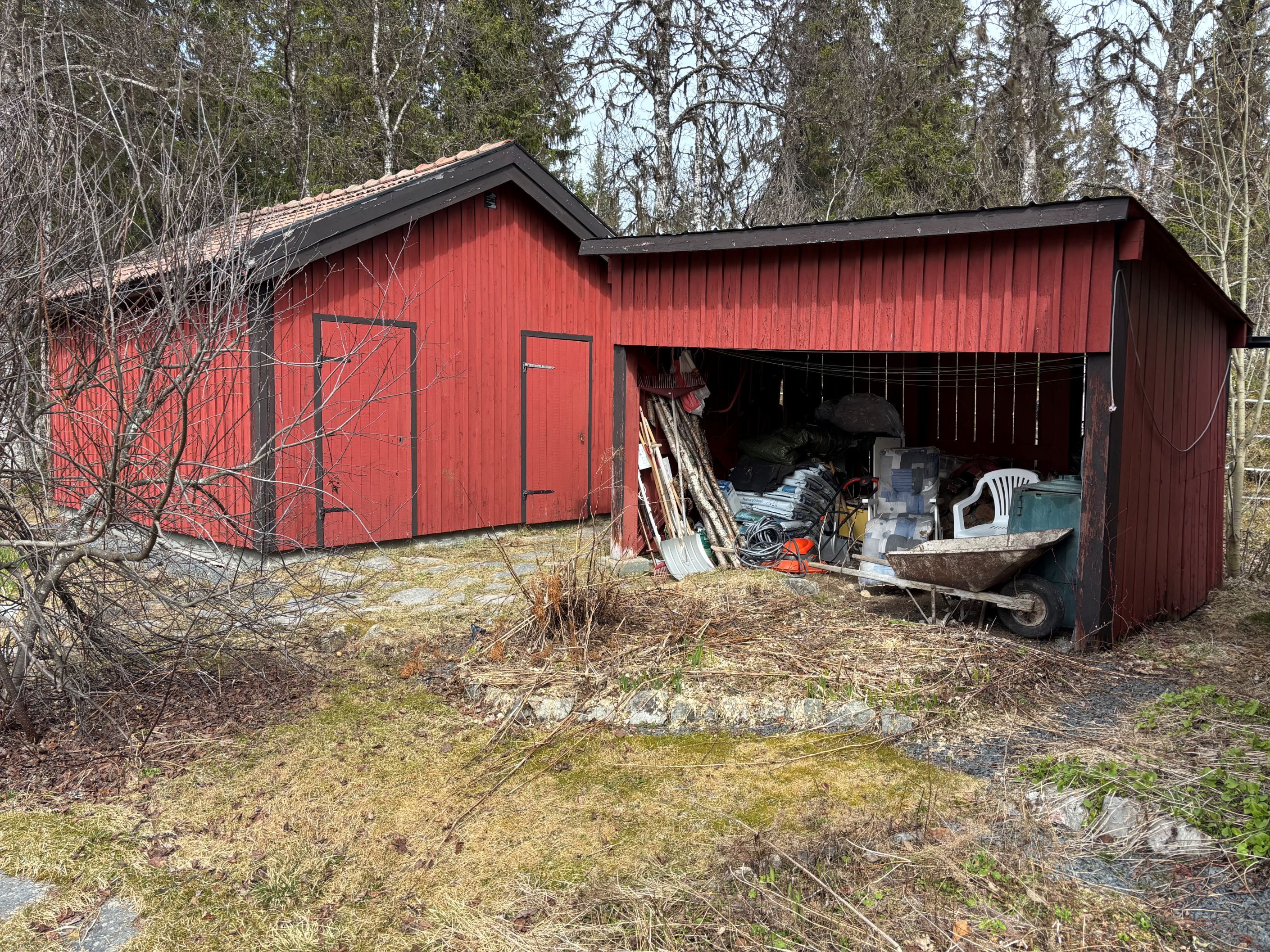 Förråd med vedbod och enklare förråd