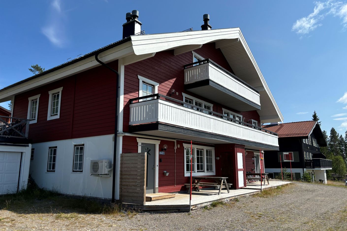 Lägenhetshuset med 842E nere t.v i bild