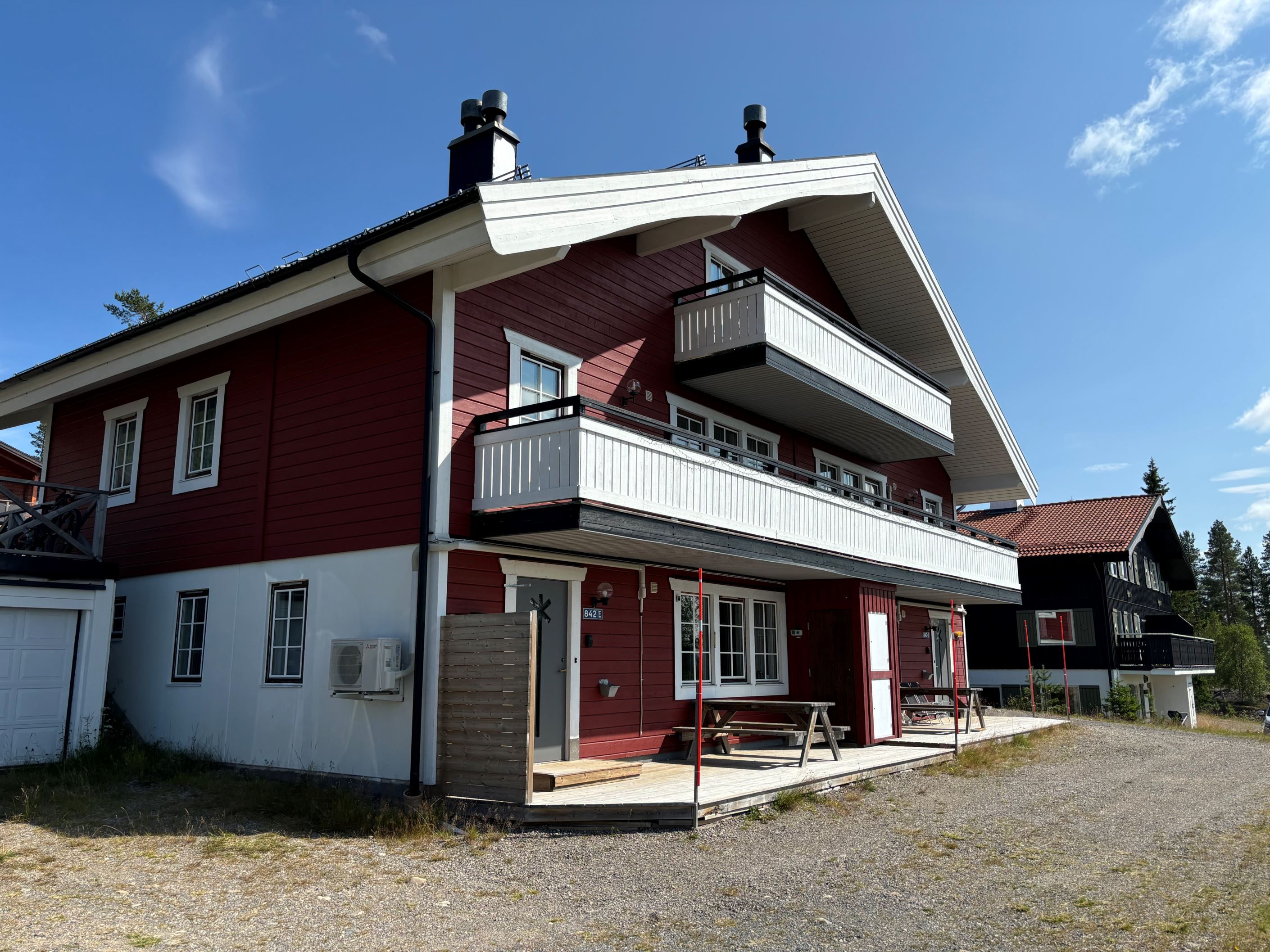 Lägenhetshuset med 842E nere t.v i bild