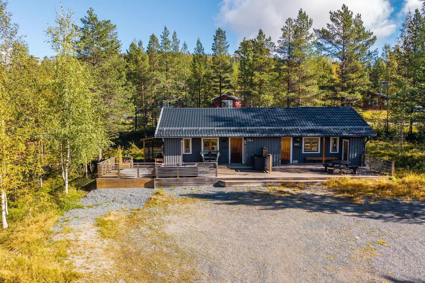 Huset med bilparkering framför huset