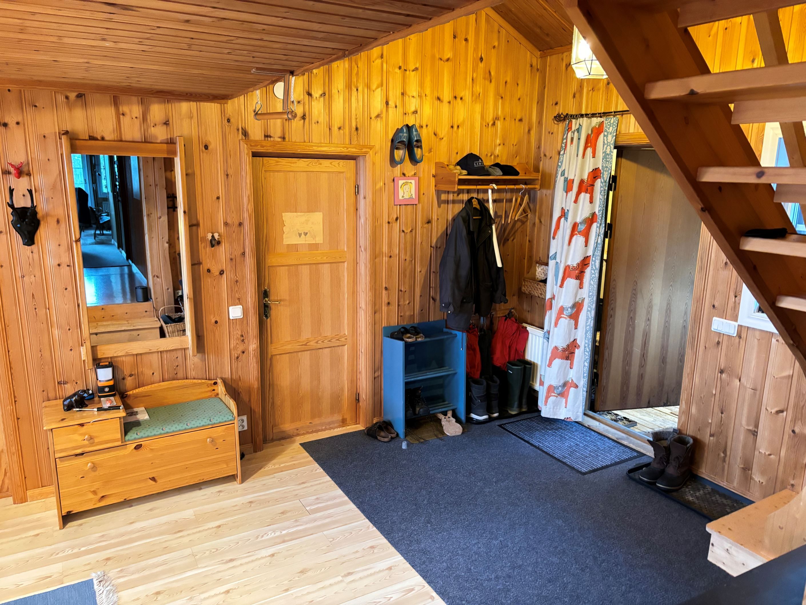 Mindre allrum med entrén