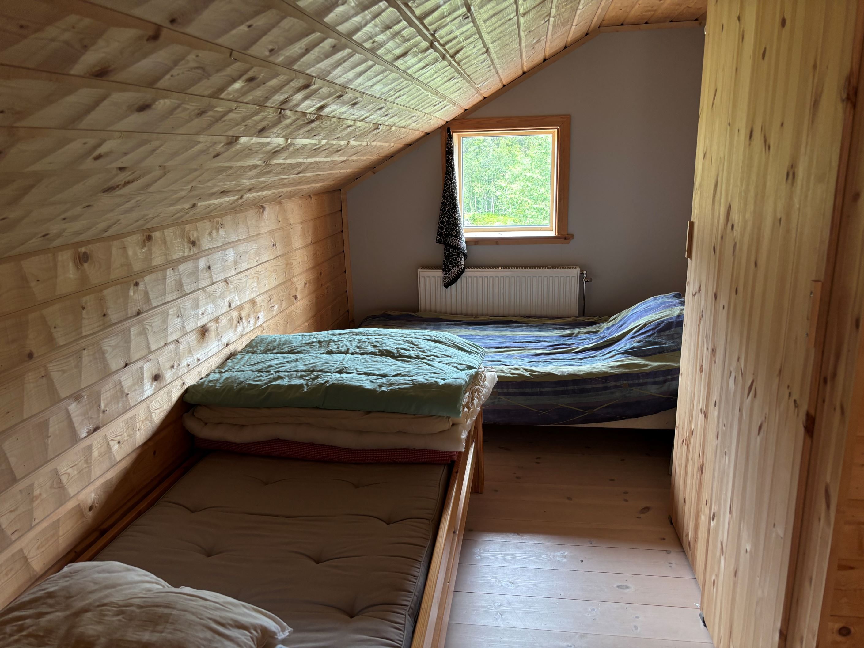 Enkelsängar i rum ovanför trappen