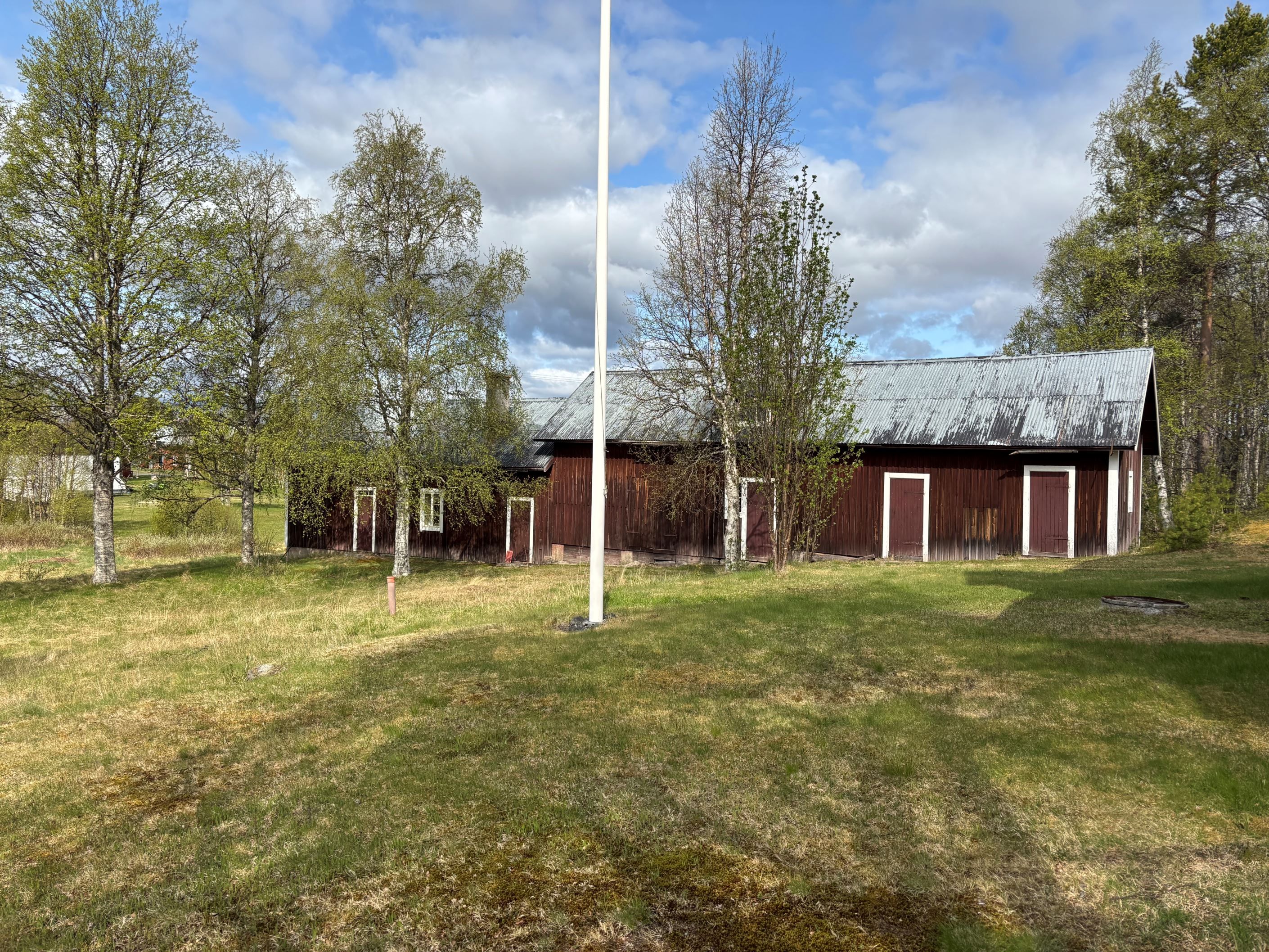 Uthuslänga med gästrum, mindre garage och förråd