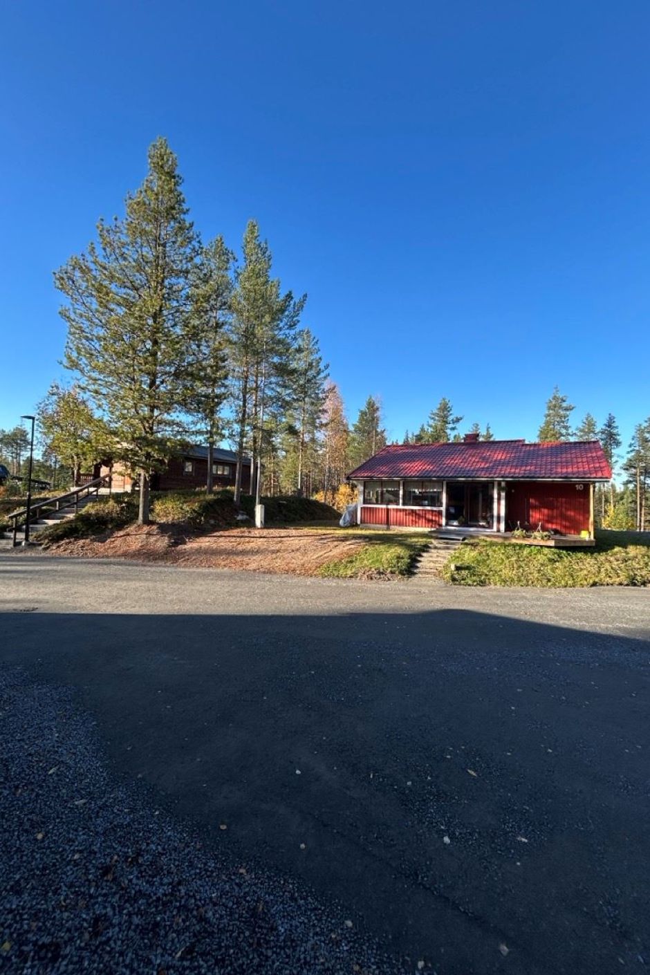 Mindre huset t.v i bild och större huset t.h i bild