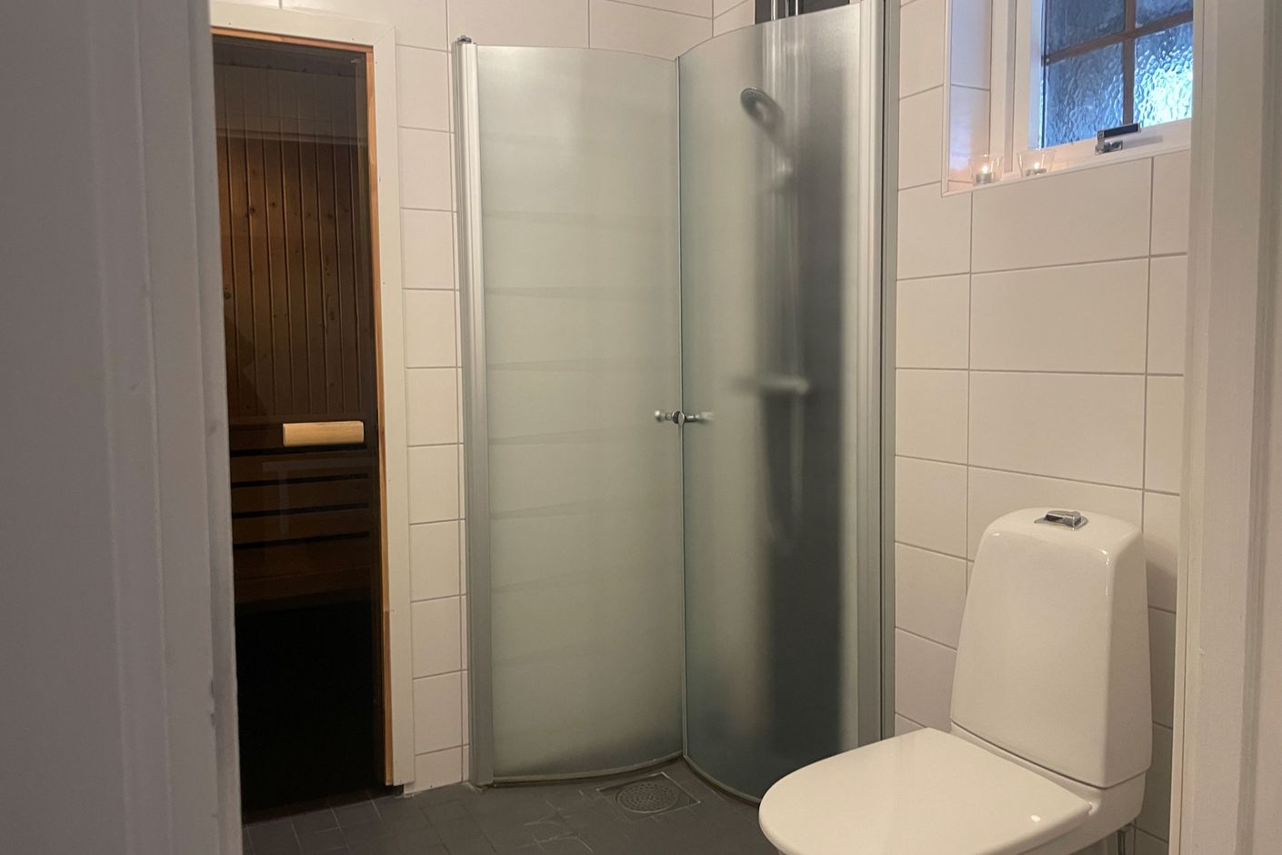 Badrum med dusch, handfat och bastu