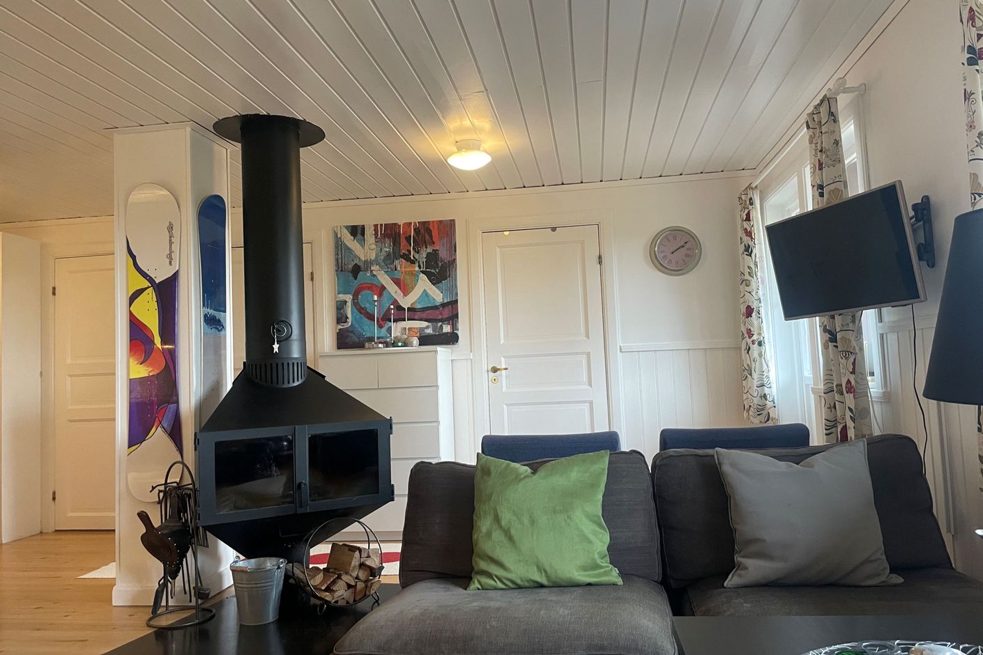 Allrum med kamin och sovrum 3 rakt fram i bild