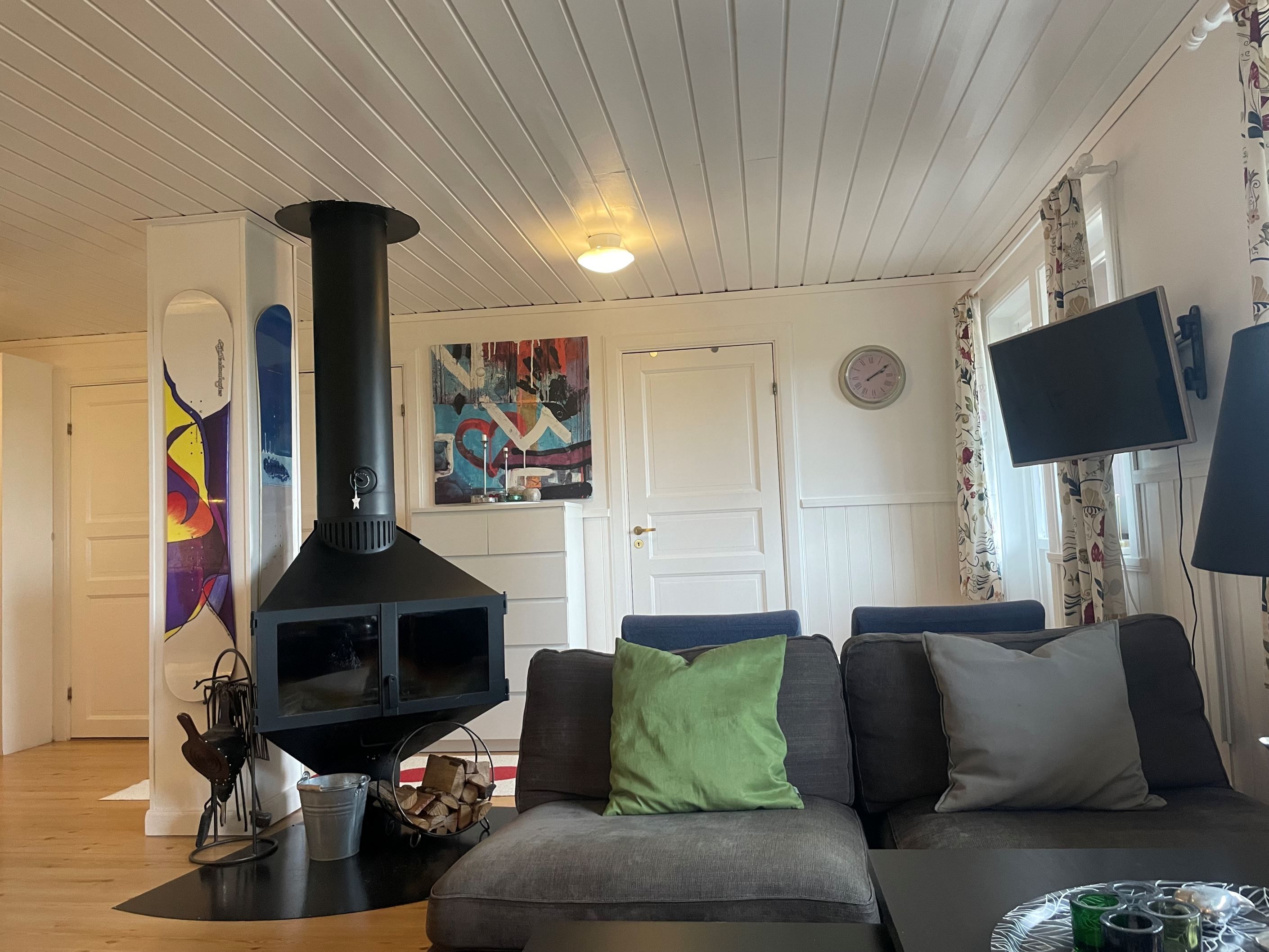 Allrum med kamin och sovrum 3 rakt fram i bild