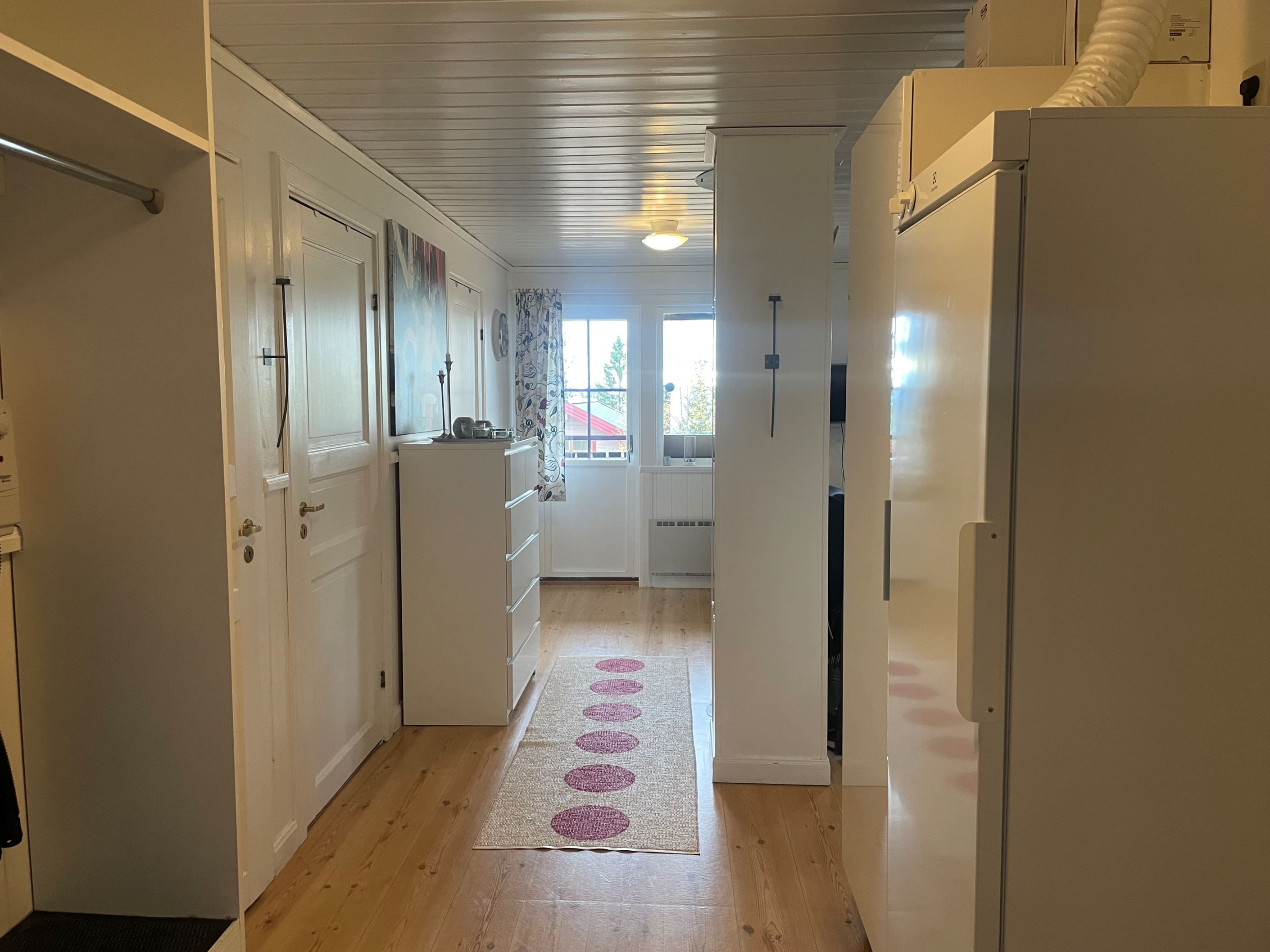 Hall med allrum rakt fram i bild