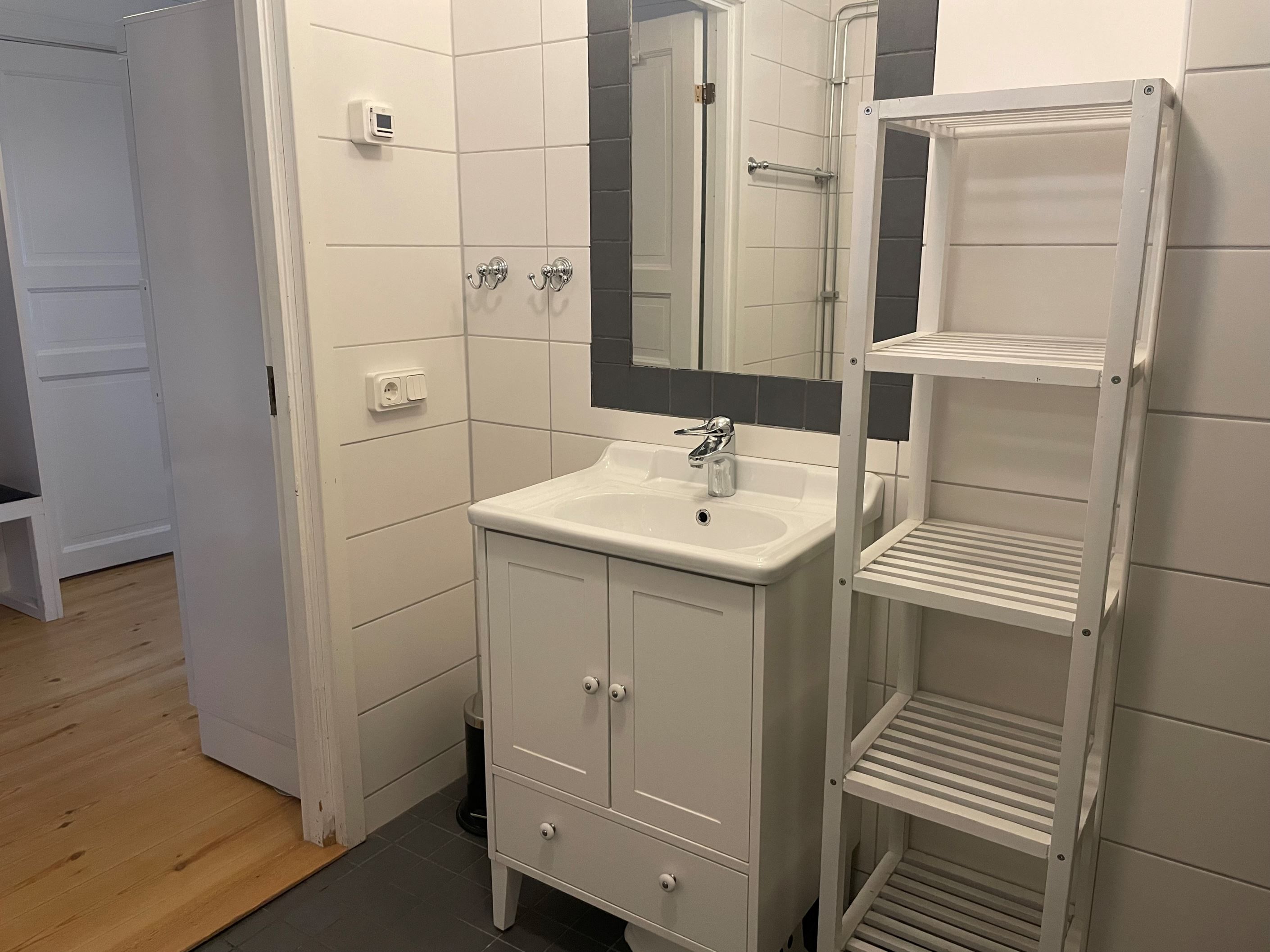 Badrum med hall till vänster i bild