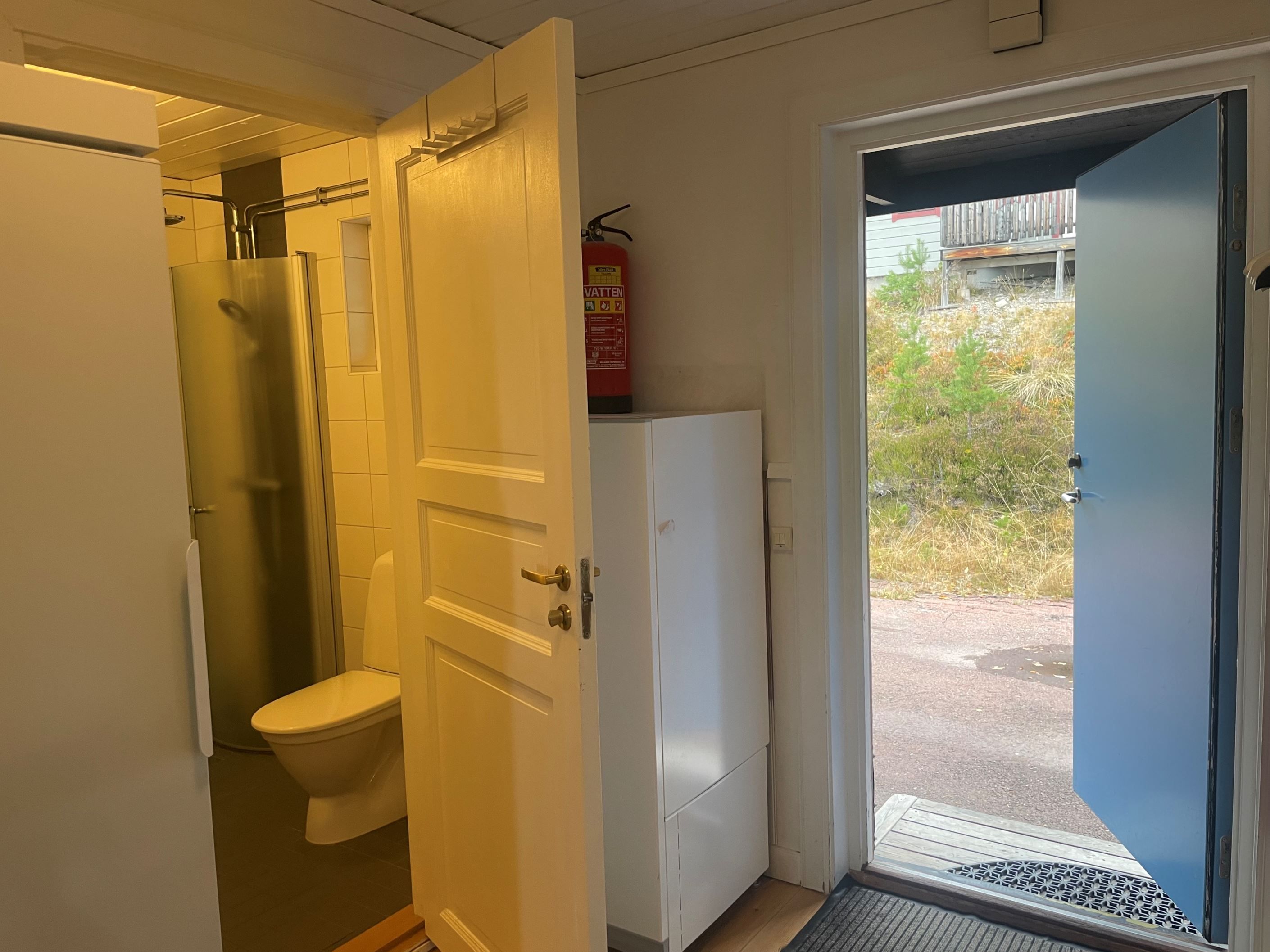 Hall med badrum t.v i bild