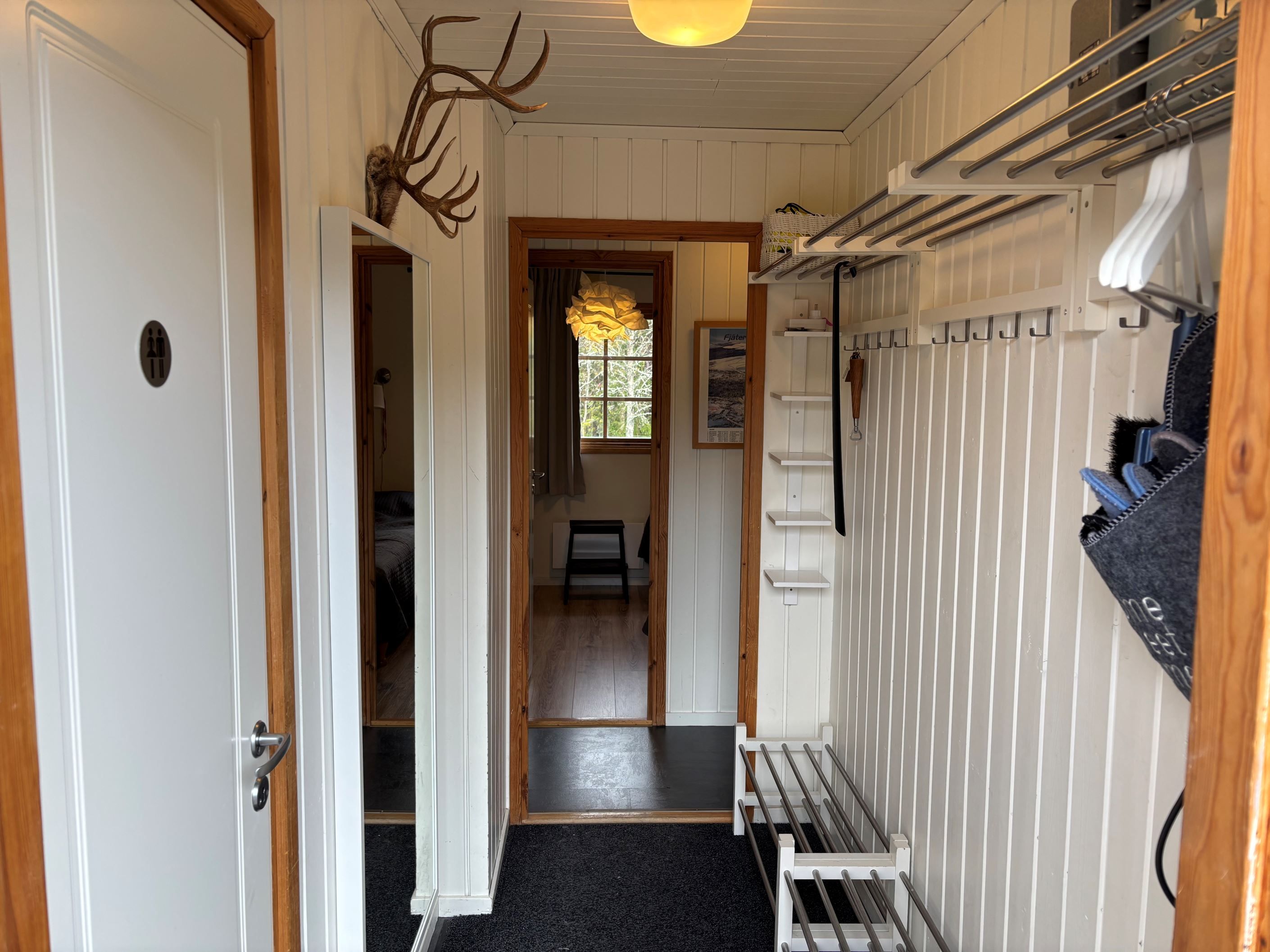 Hall med badrum t.v i bild