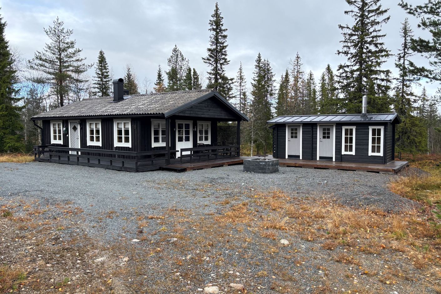 Huset och bastubyggnaden med förråd