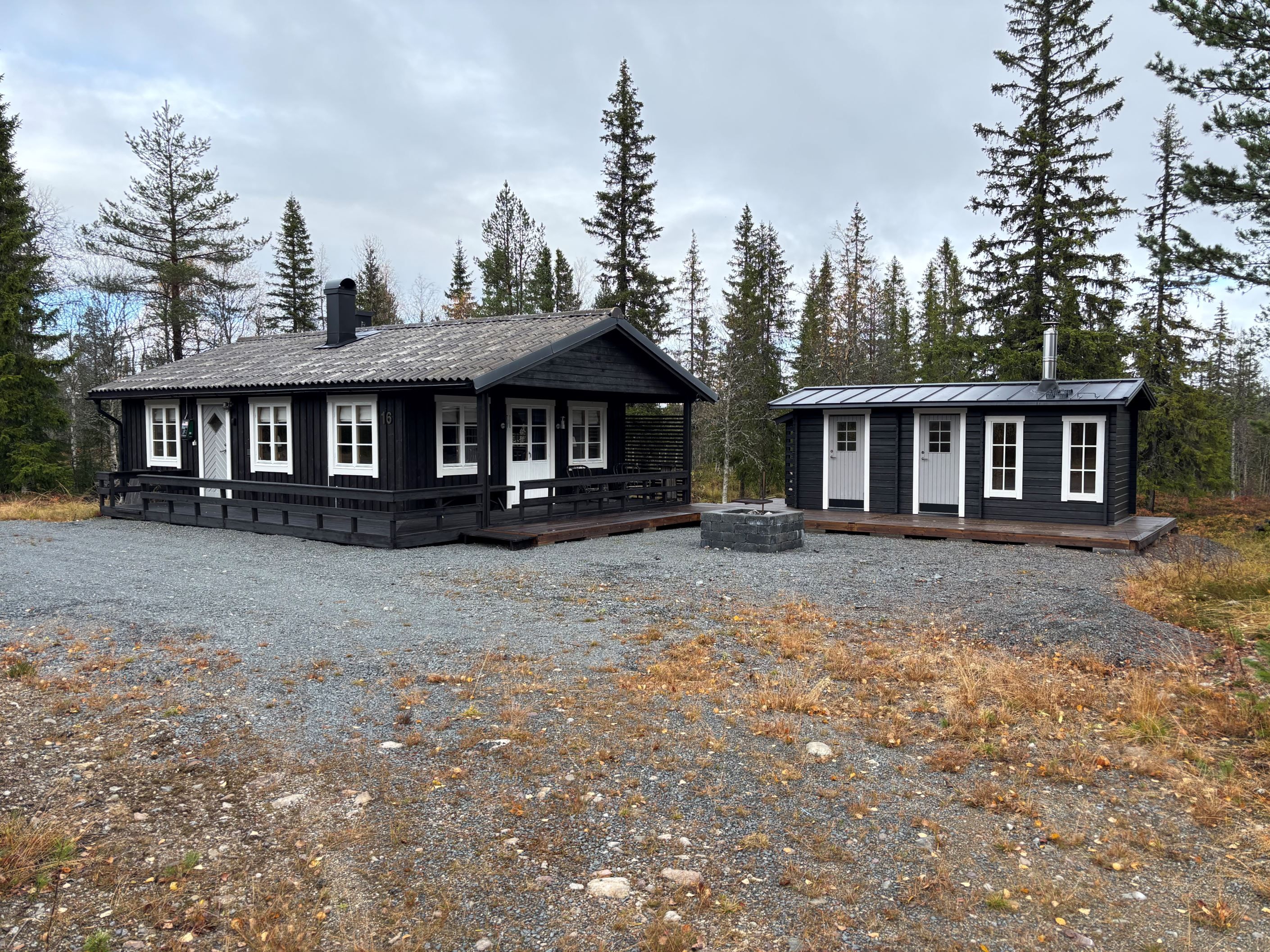 Huset och bastubyggnaden med förråd