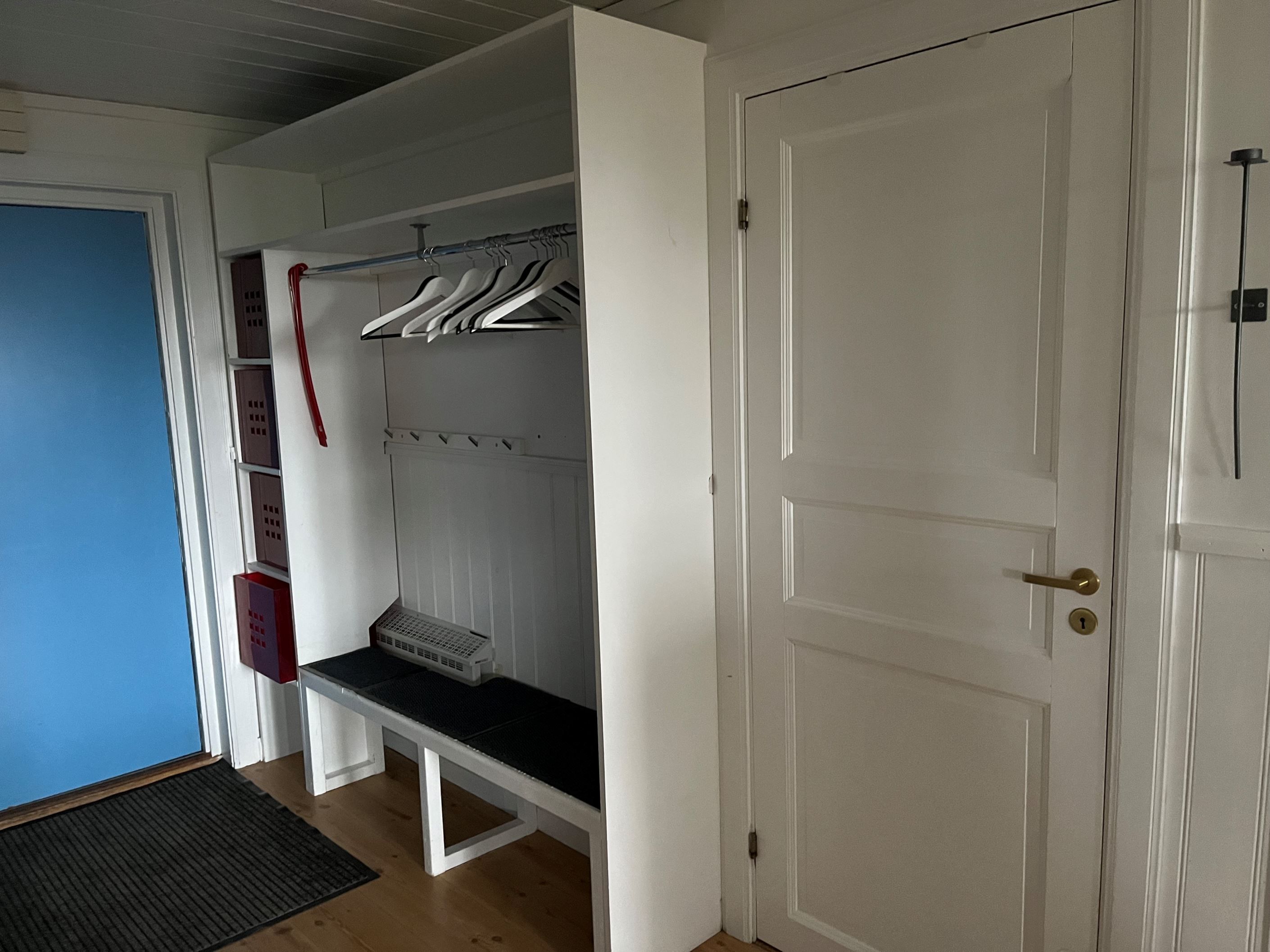 Hall med Sovrum 1 t.h i bild