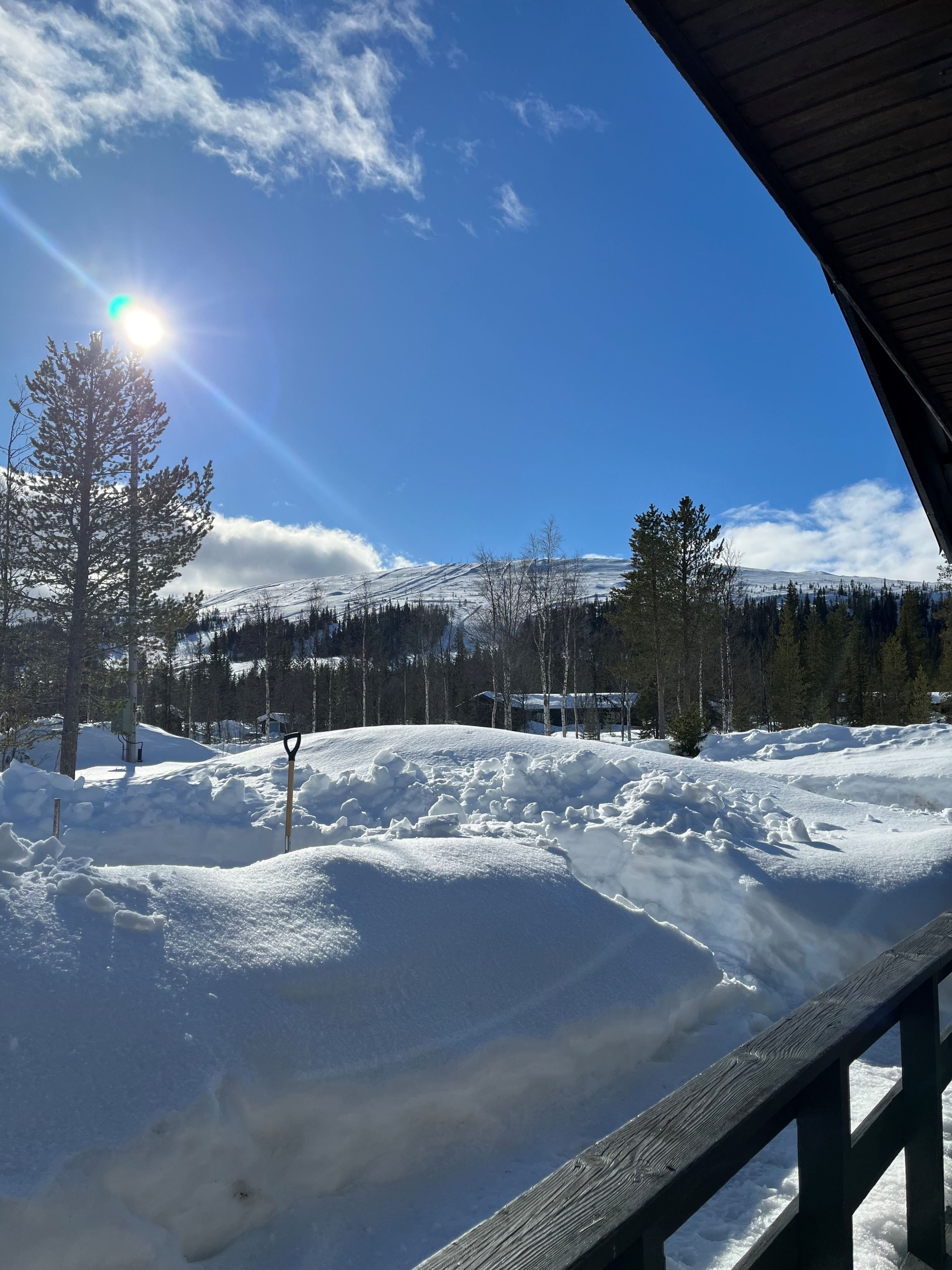 Fantastisk vinterdag med utsikten mot alpina backen