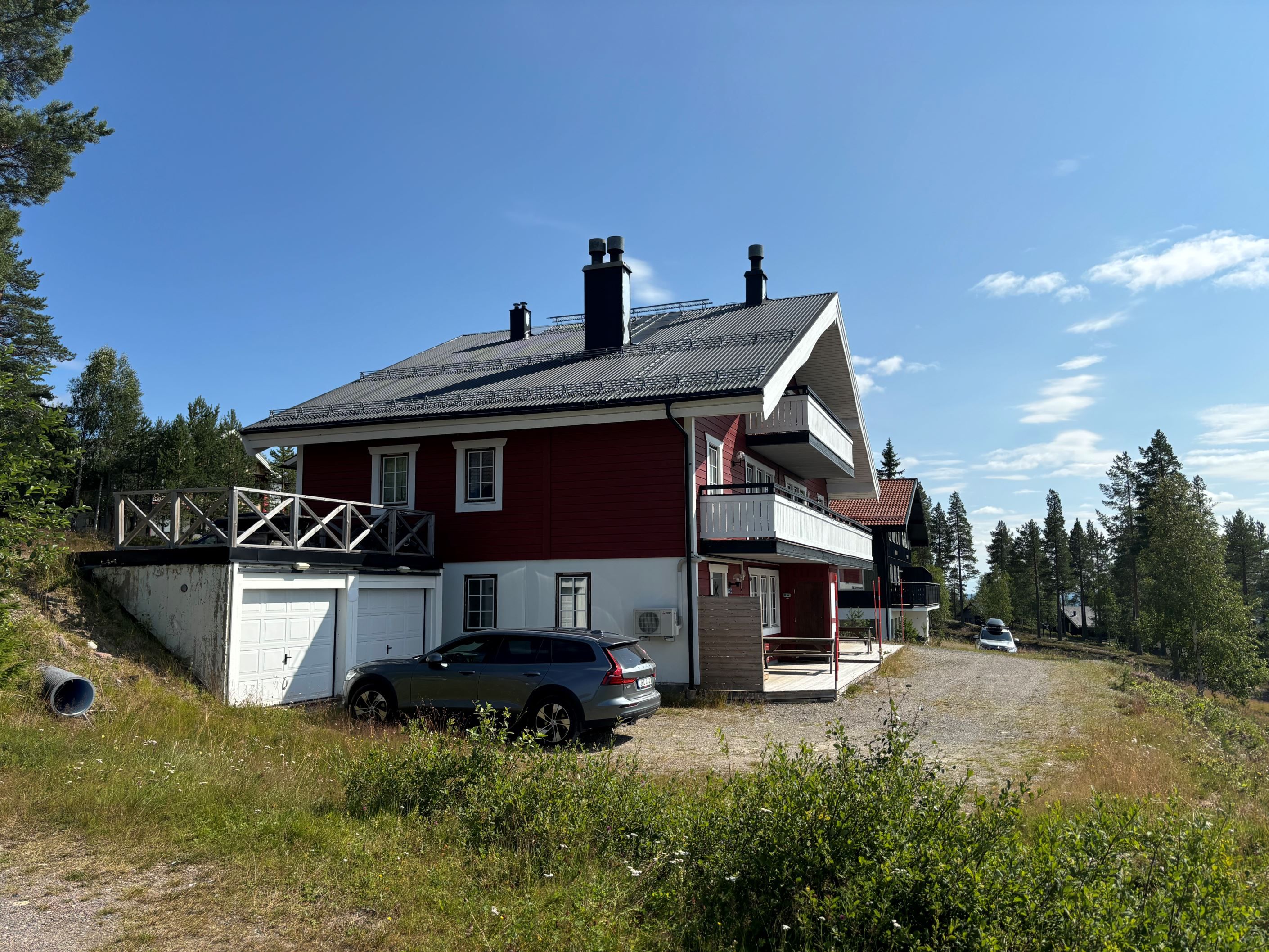 Lägenhetshuset med garage