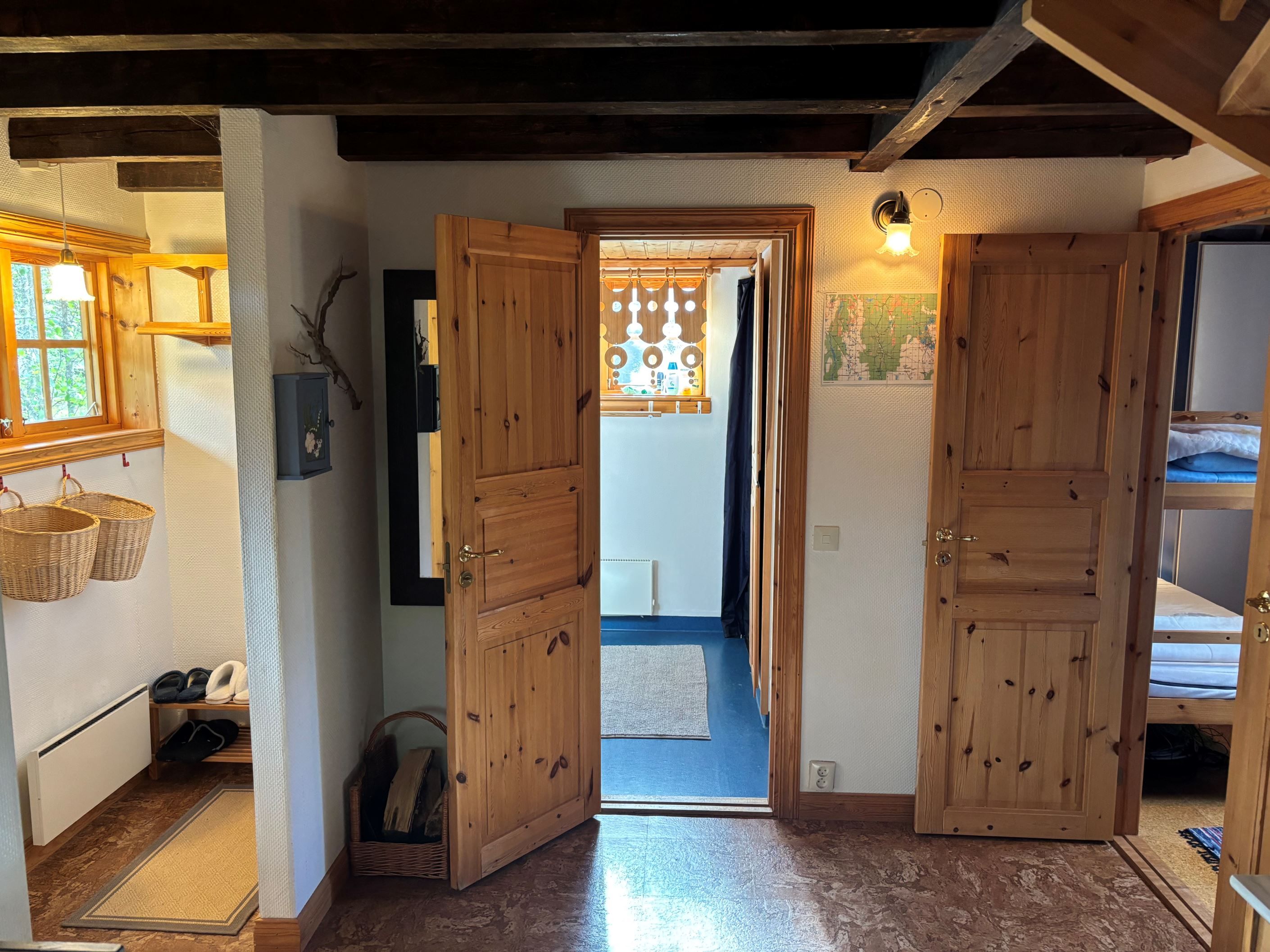 Hall med badrum rakt fram i bild och sovrum 1 och 2 t.h i bild