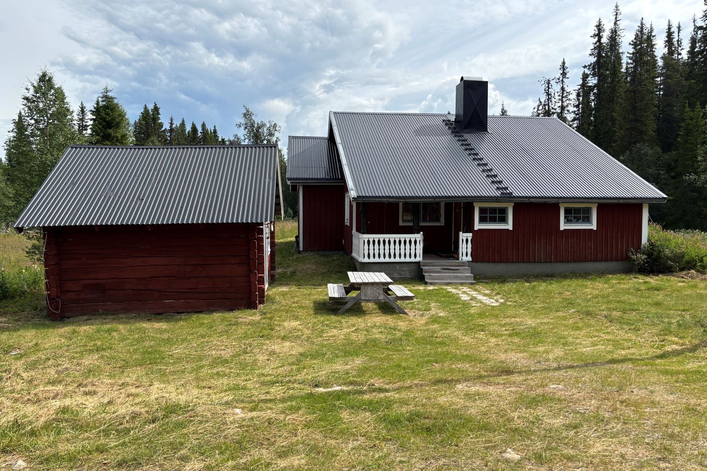Huset och gäst/bastu byggnaden