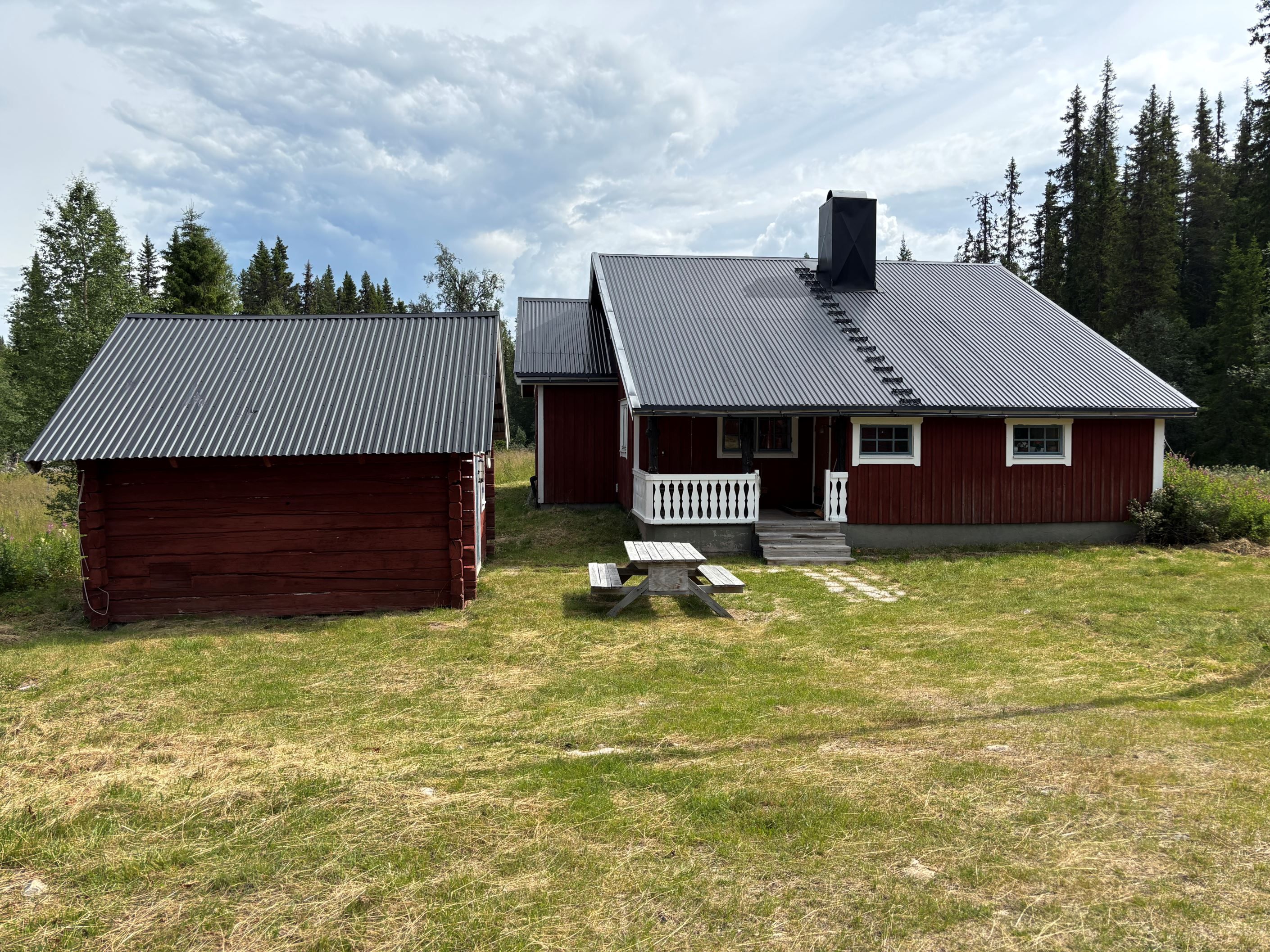 Huset och gäst/bastu byggnaden