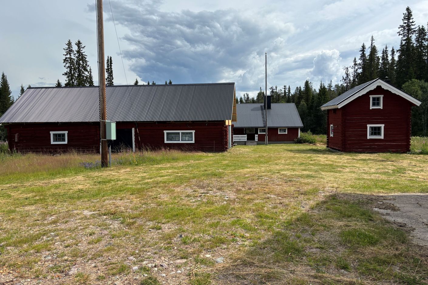 Ladan t.v i bild, härbret t.h i bild och huset rakt fram i bild