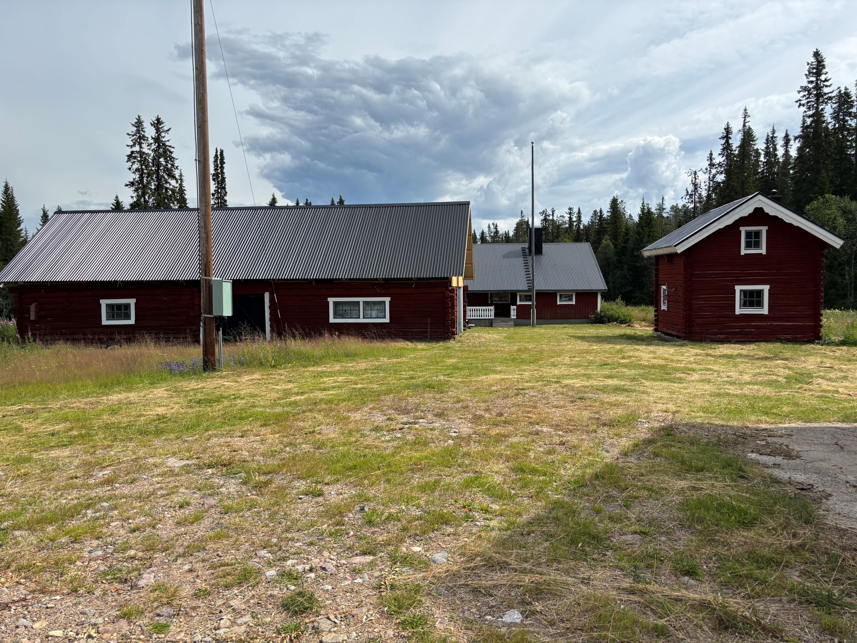 Ladan t.v i bild, härbret t.h i bild och huset rakt fram i bild