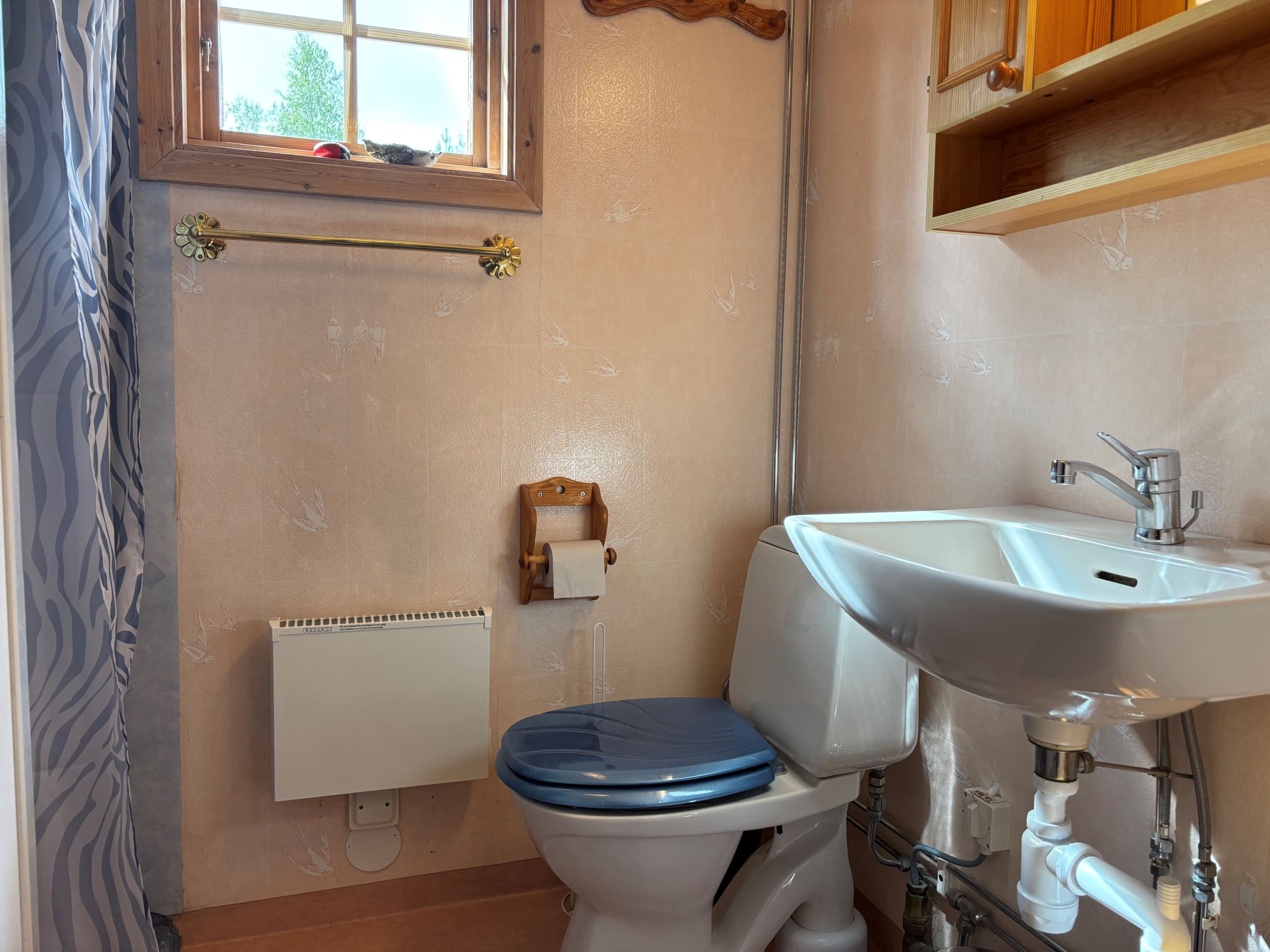 Badrum med wc, dusch och tvättmaskin